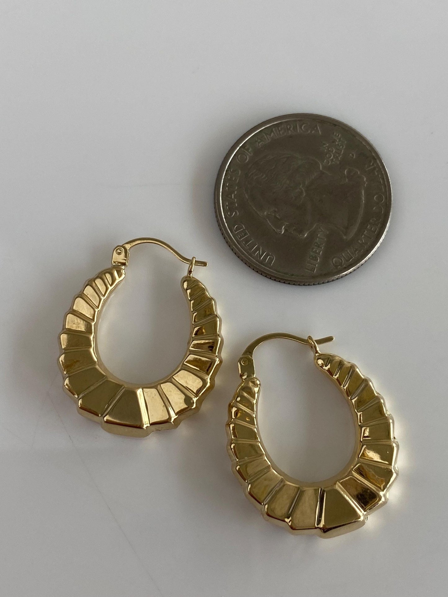 Vintage 14k Yellow Gold Oval Scalloped Hoop Earrings