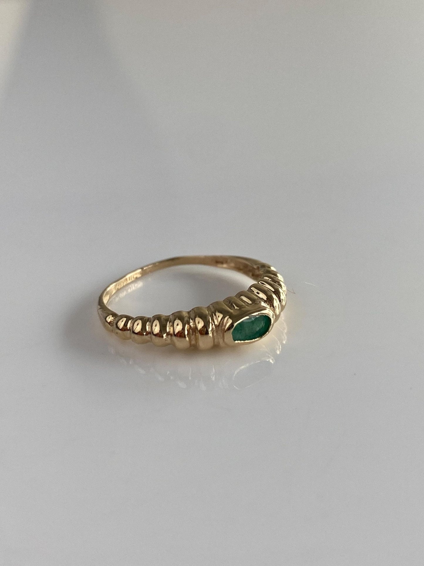 Vintage Solid 14k Yellow Gold Emerald Scalloped Ring - Size 6.75