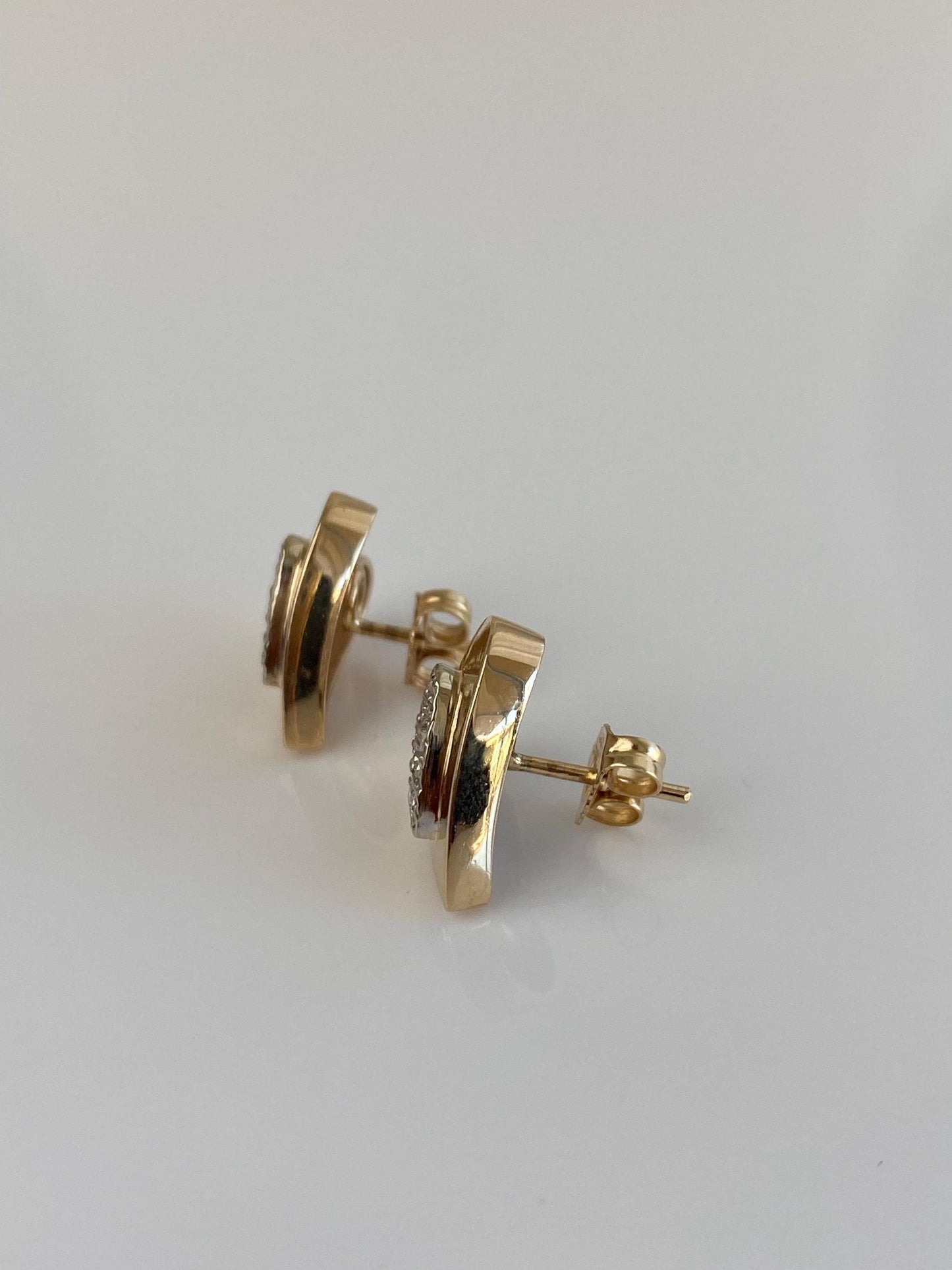Vintage Solid 14k Yellow Gold Diamond Heart Stud Earrings