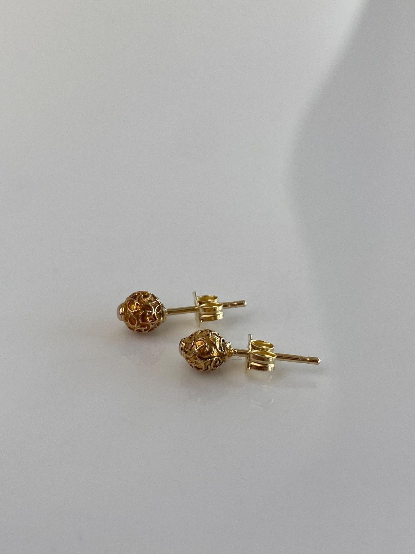 Vintage 18k Yellow Gold Designed Ball Stud Earrings