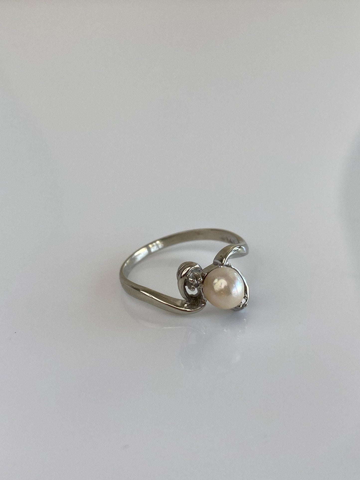 Vintage Solid 14k White Gold Pearl Diamond Twist Ring - Size 6.25