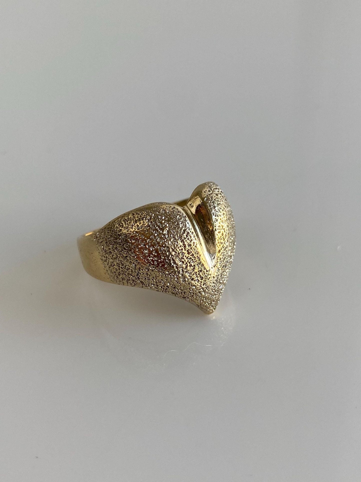 Vintage Solid 14k White & Yellow Gold Textured Heart Chevron Ring Band - Size 6.25