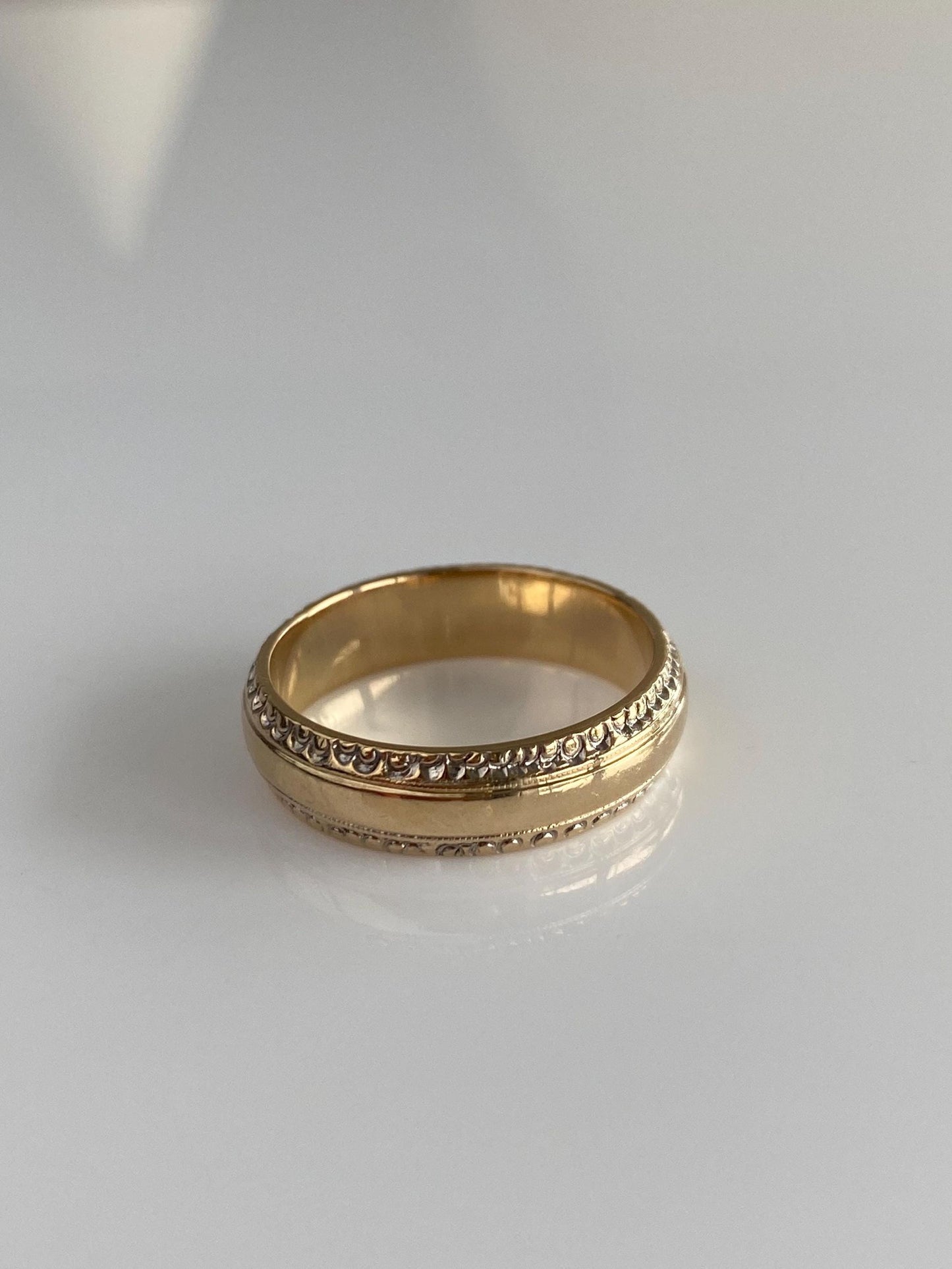 Vintage Solid 14k Yellow Gold Designed Ring Band - Size 7.75