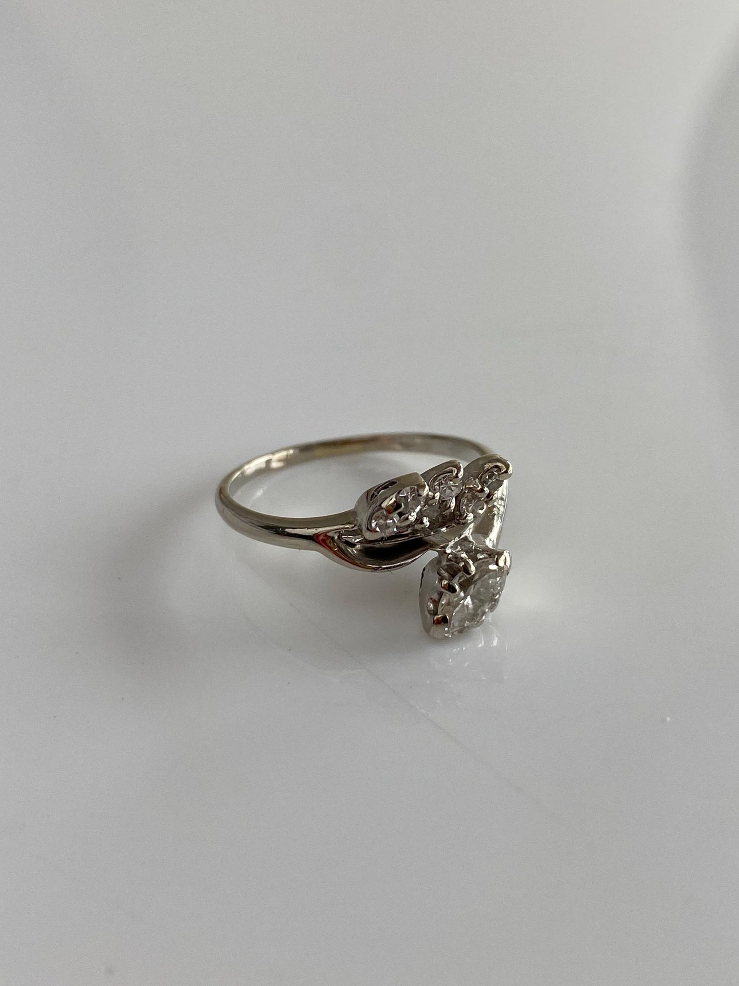 Vintage Solid 14k White Gold Diamond Leaves Ring - Size 6.25