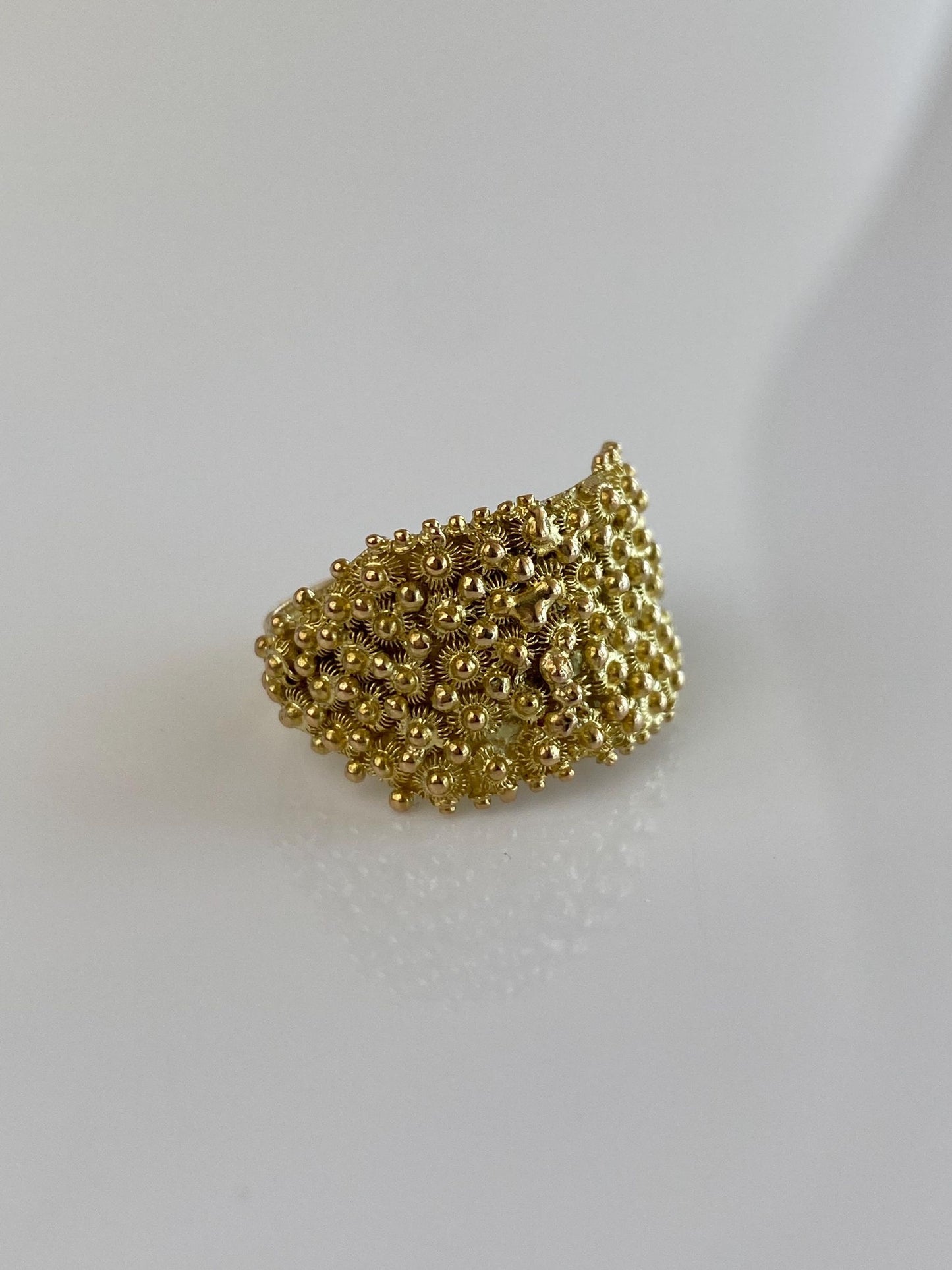 Vintage Solid 18k Yellow Gold Granuales Ring - Size 7
