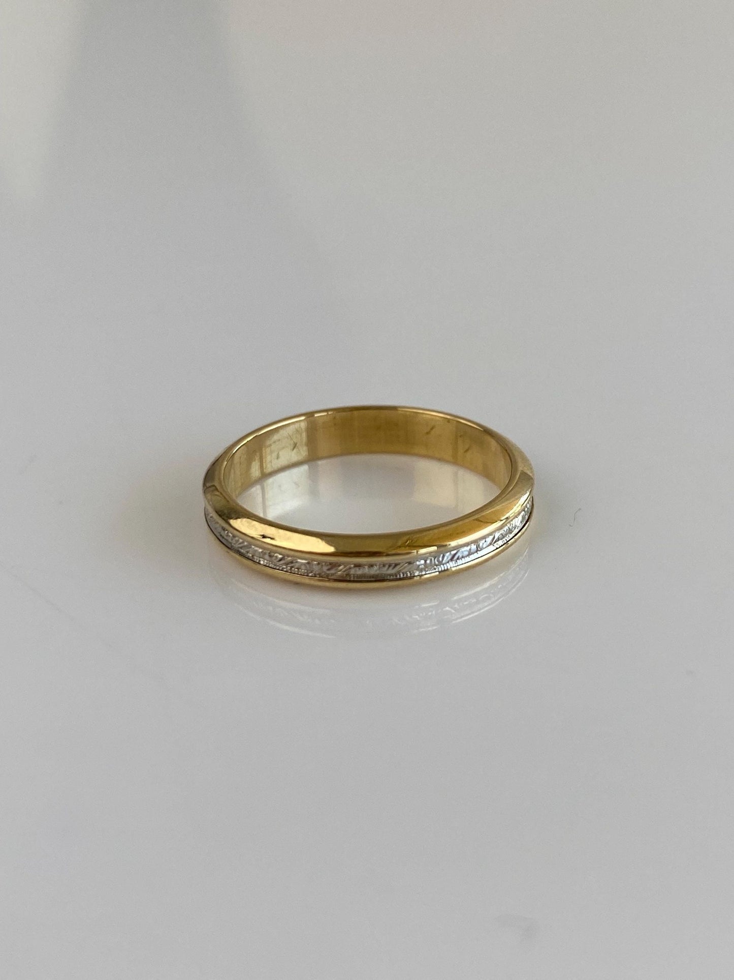 Vintage Solid 18k White & Yellow Gold Designed Ring Band - Size 6.5