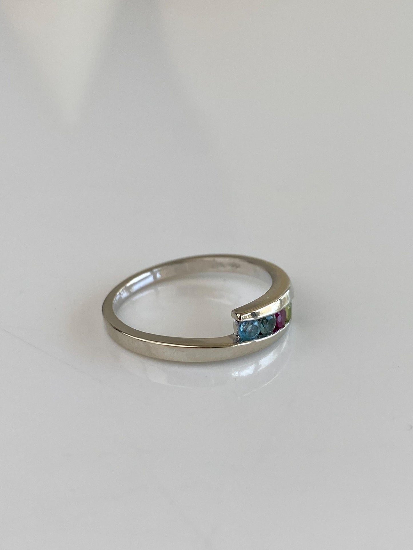 Vintage Solid 10k White Gold Peridot Ruby Aquamarine Topaz Ring - Size 7