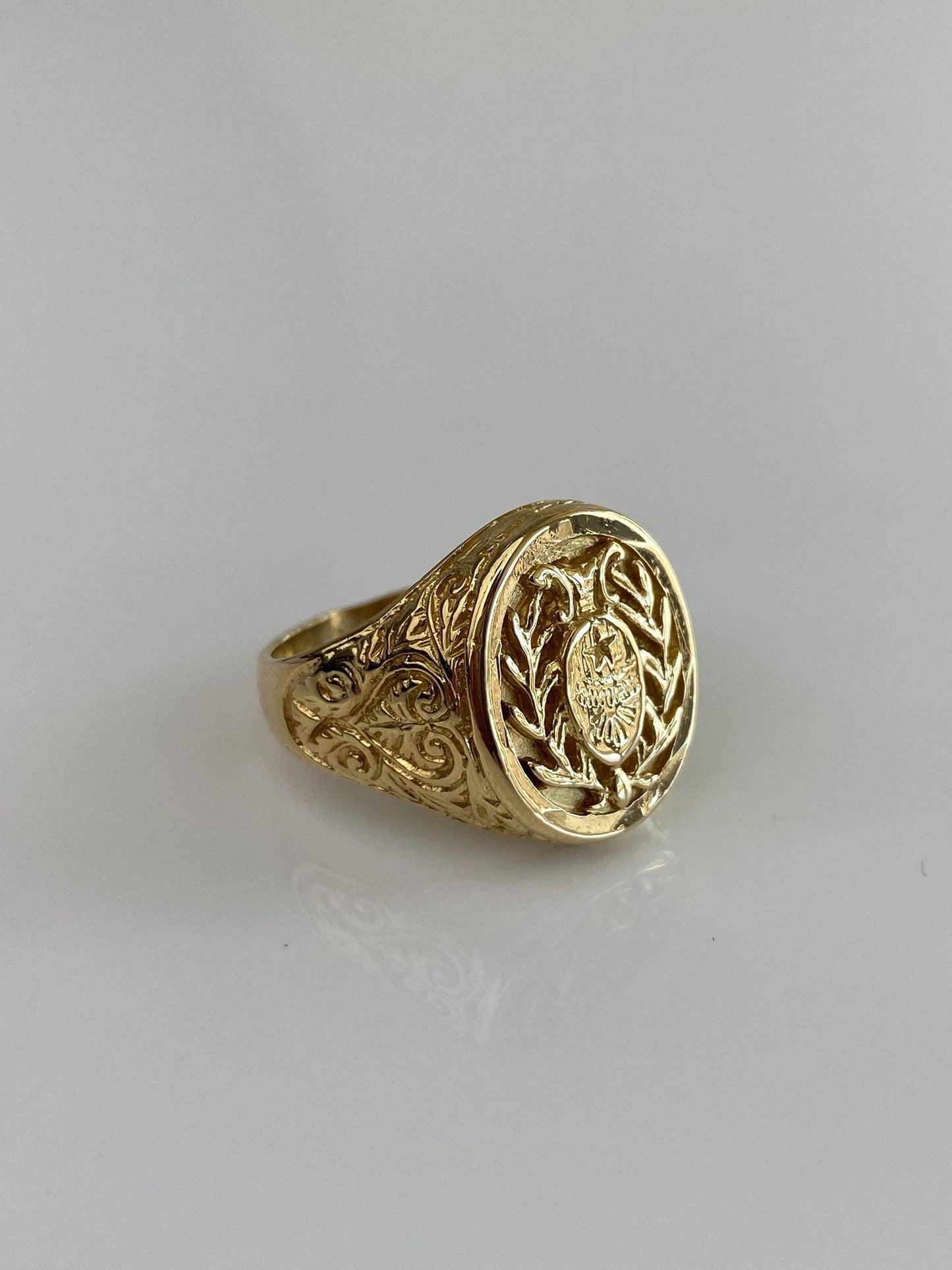Vintage Solid 18k Yellow Gold Crest Signet Ring - Size 8.5