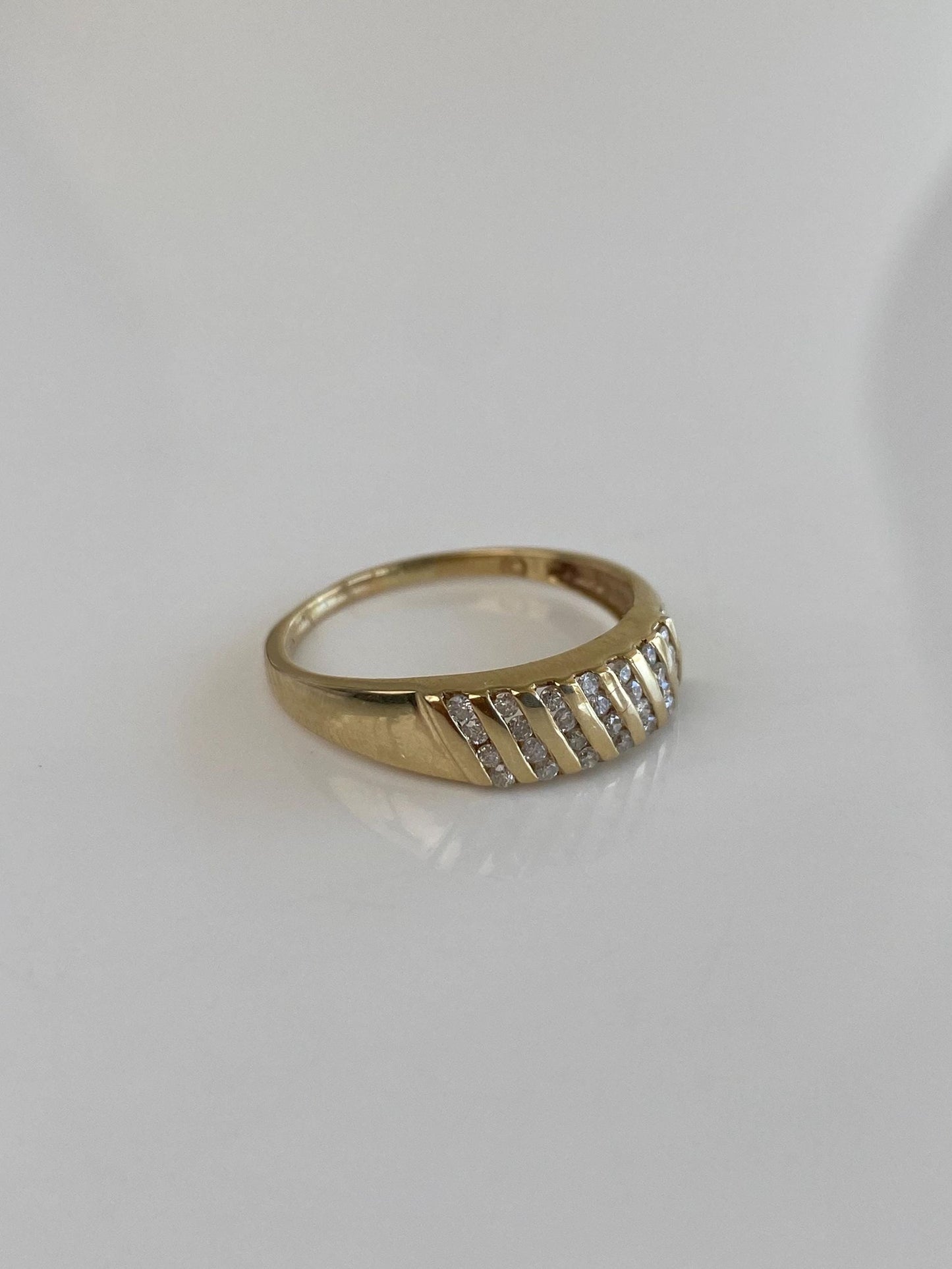 Vintage Solid 10k Yellow Gold Diamond Ring Band - Size 8.25