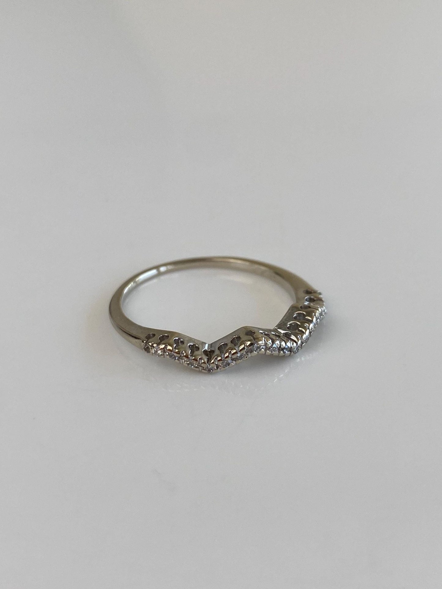 Vintage Solid 14k White Gold Clear Sapphire Wavy Ring Band - Size 7.25