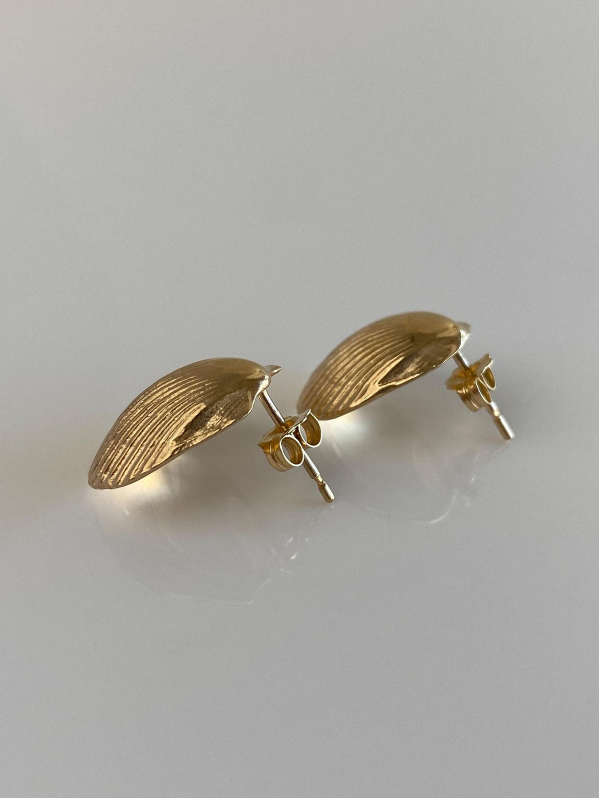 Vintage Solid 14k Yellow Gold Shell Stud Earrings