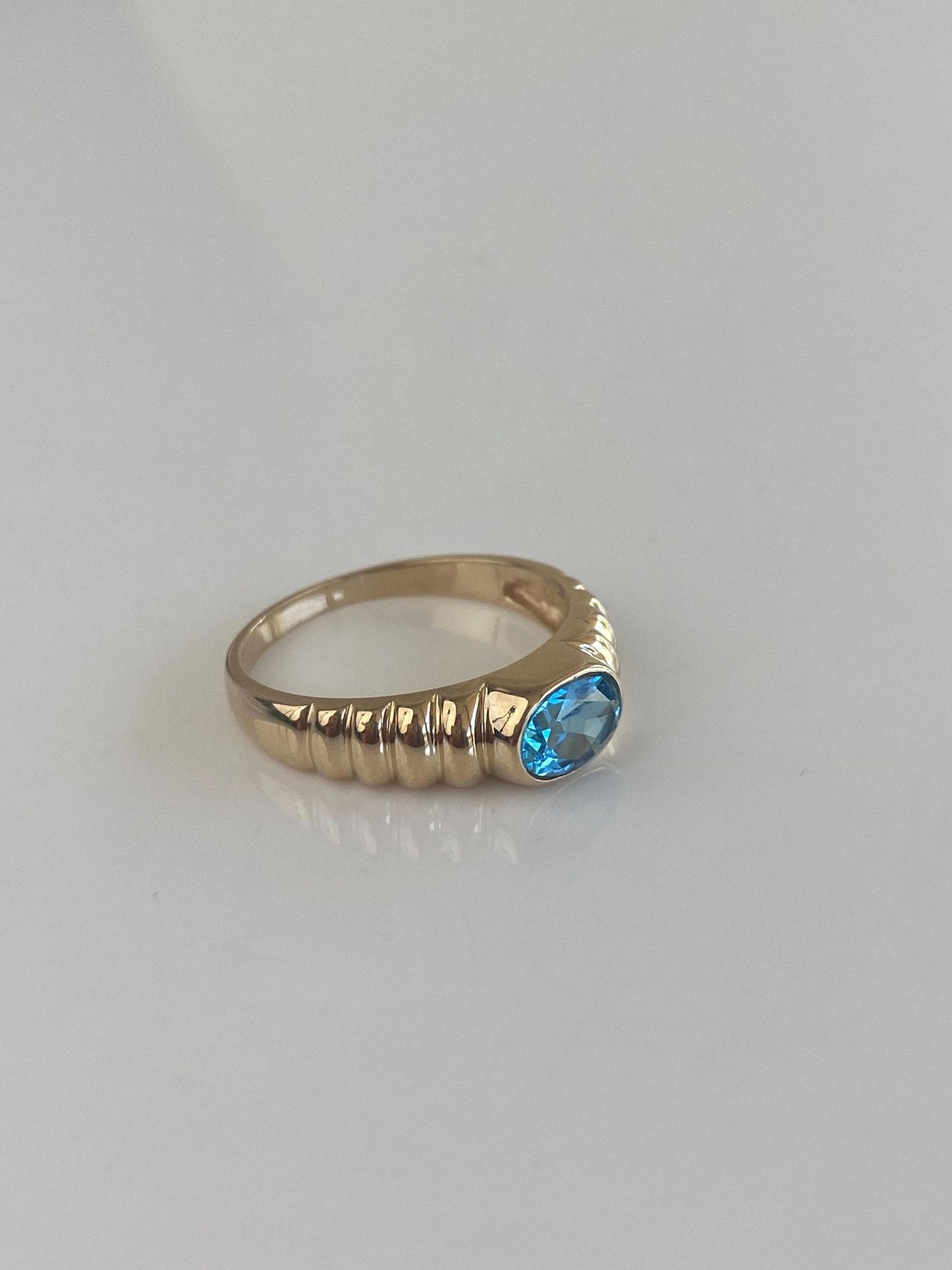Vintage Solid 14k Yellow Gold Topaz Scalloped Ring - Size 7.75