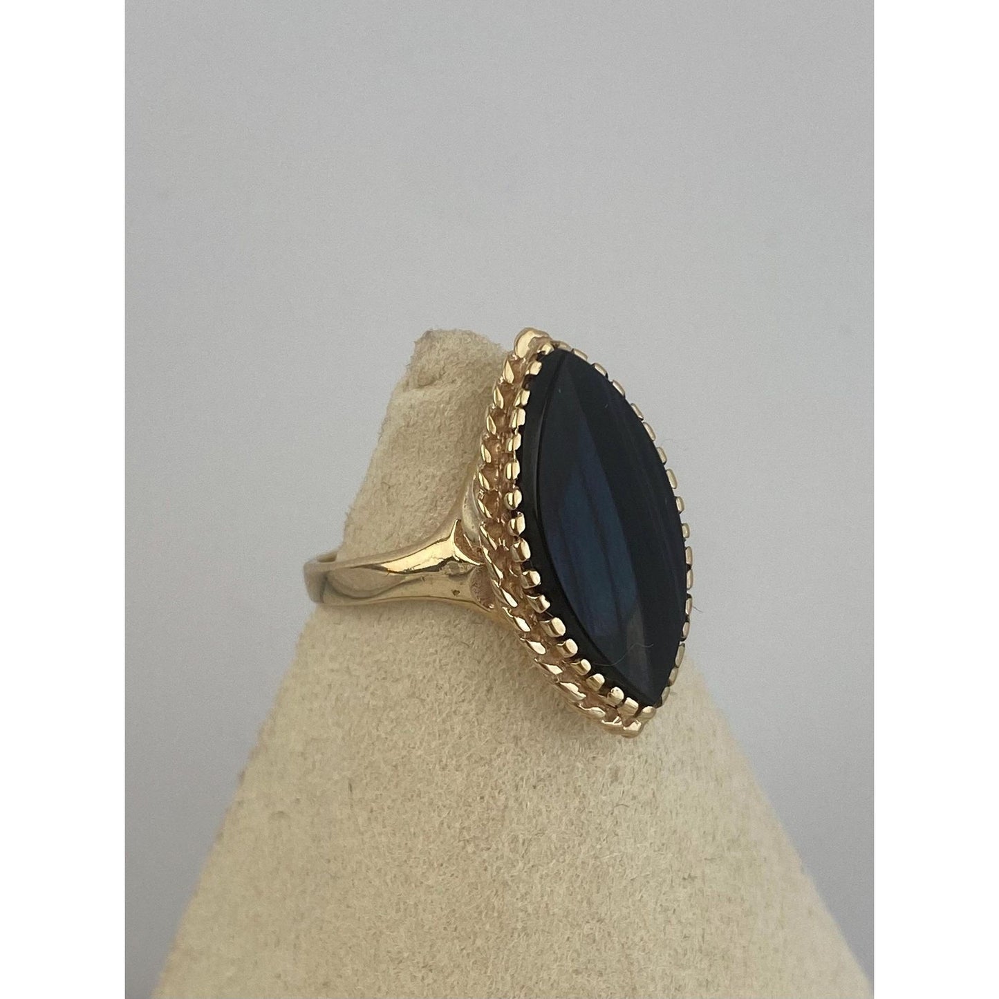 Vintage Solid 9k Yellow Gold Black Marquis Stone Ring - Size 7.75