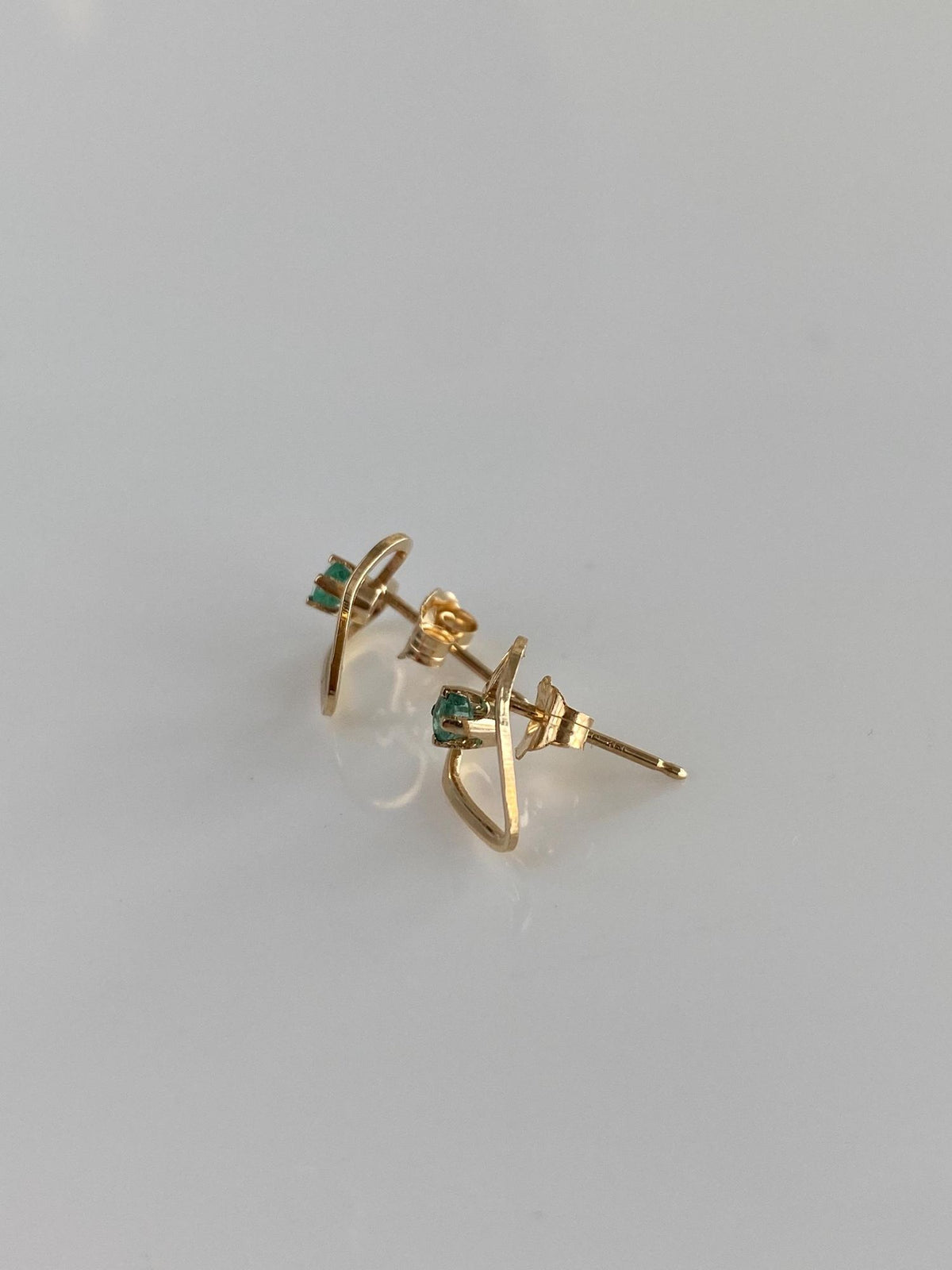 Vintage Solid 14k Yellow Gold Emerald Heart Stud Earrings