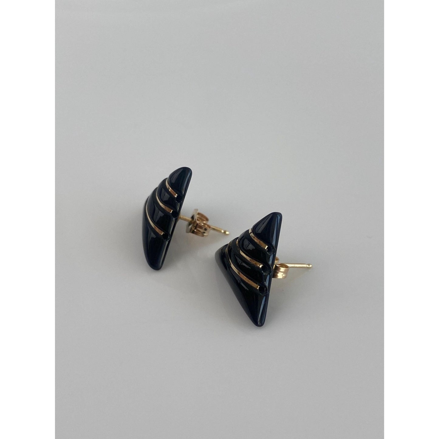 Vintage Solid 14k Yellow Gold Onyx Triangle Gold Wire Inlay Stud Earrings