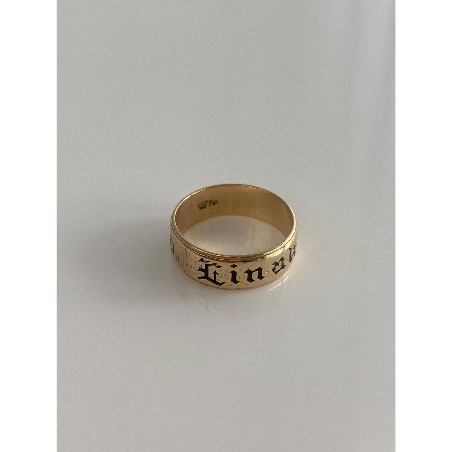 Vintage Solid 14k Yellow Gold Black Enamel Hawaiian 'Linaka' Ring Band - Size 5.5