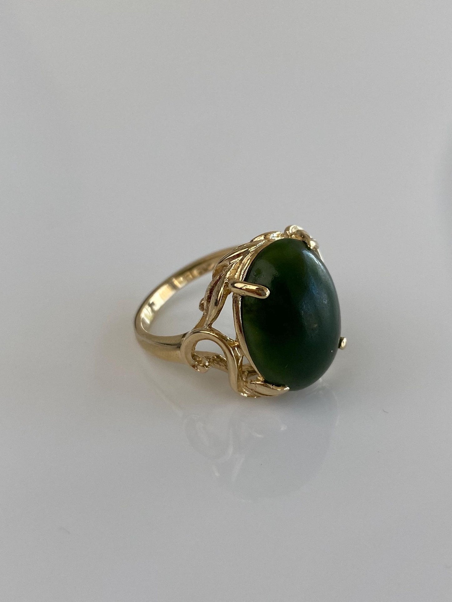 Vintage Solid 14k Yellow Gold Nephrite Leaves Ring - Size 5.5
