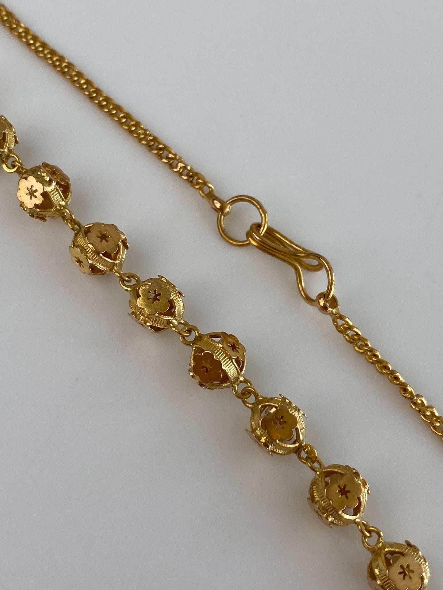 Vintage Solid 21k Yellow Gold Fancy Cut Out Stars Balls Curb Chain Necklace - 17.5 inches