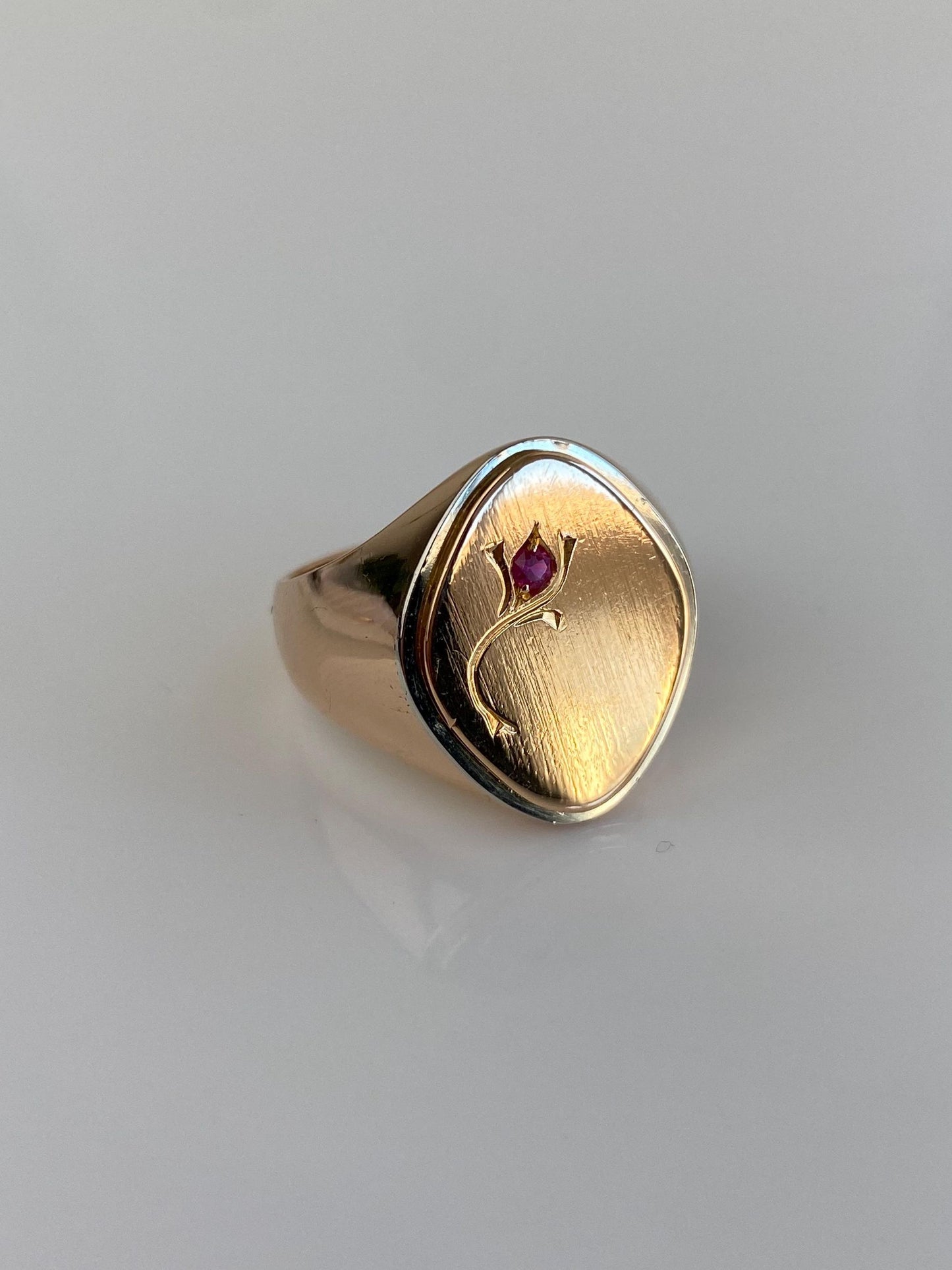 Vintage Solid 18k Yellow Gold Pink Sapphire Engraved Signet Ring - Size 8.5