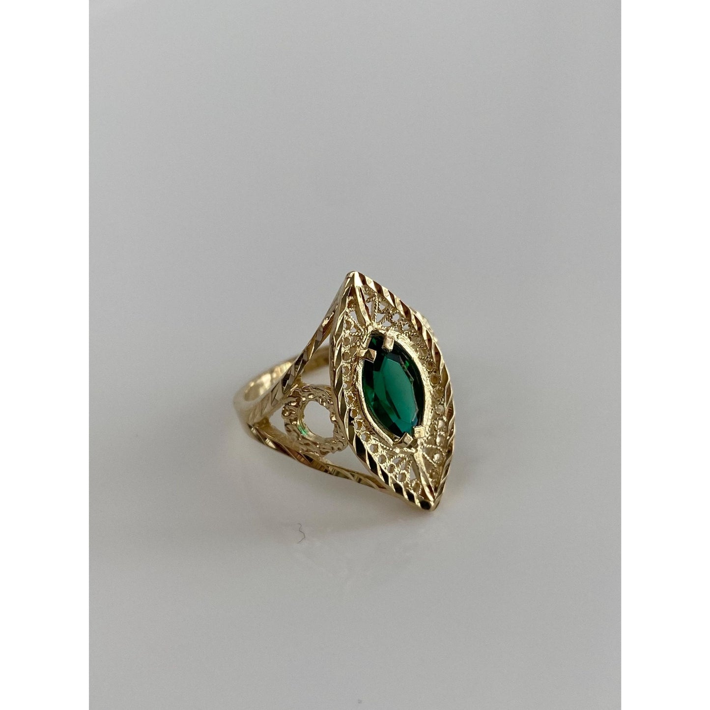 Vintage Solid 10k Yellow Gold Diamond Cut Green Cubic Zirconia Ring - Size 7.25