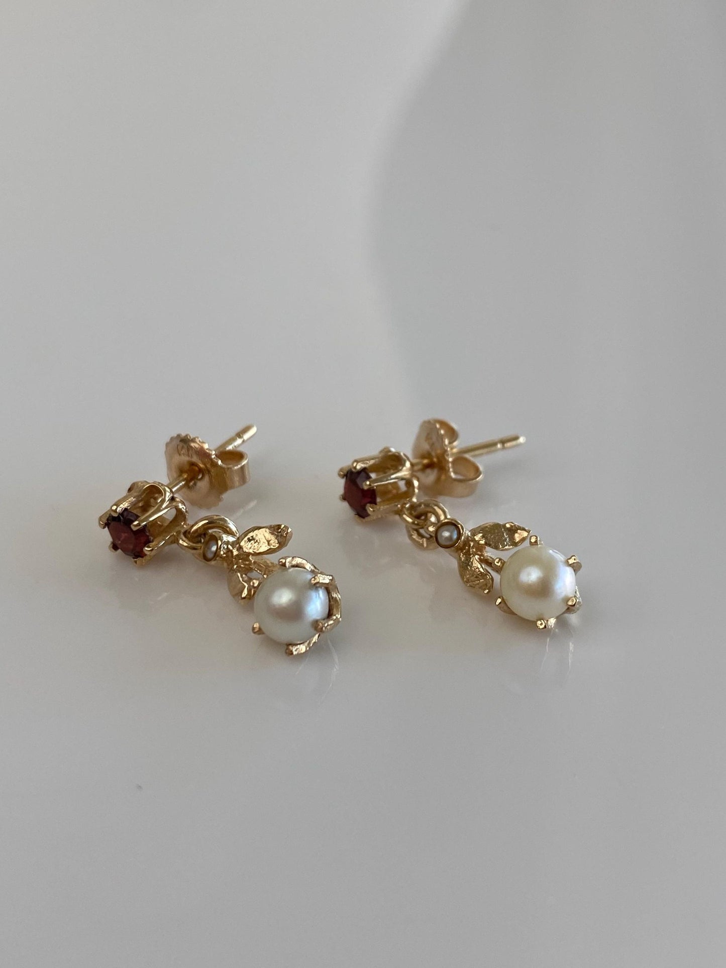 Vintage Solid 14k Yellow Gold Garnet Seed Pearl Pearl Dangle Stud Earrings