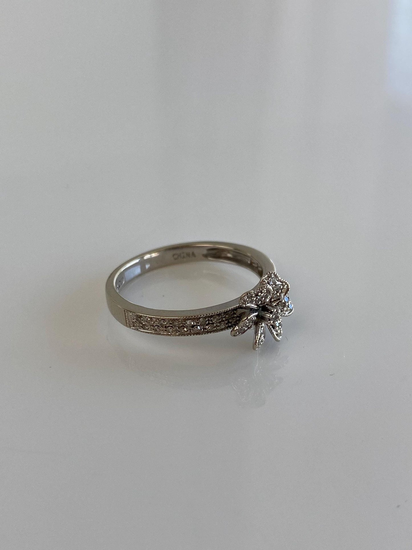 Vintage Solid 14k White Gold Diamond Flower Ring - Size 6.75