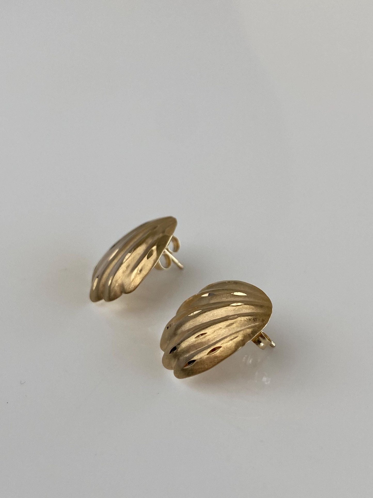 Vintage Solid 14k Yellow Gold Diamond Cut Shell Fan Stud Earrings