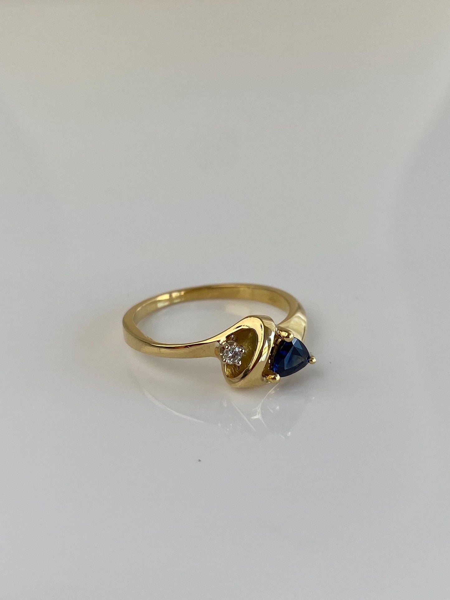Vintage Solid 18k Yellow Gold Clear & Blue Sapphire Ring - Size 7.75