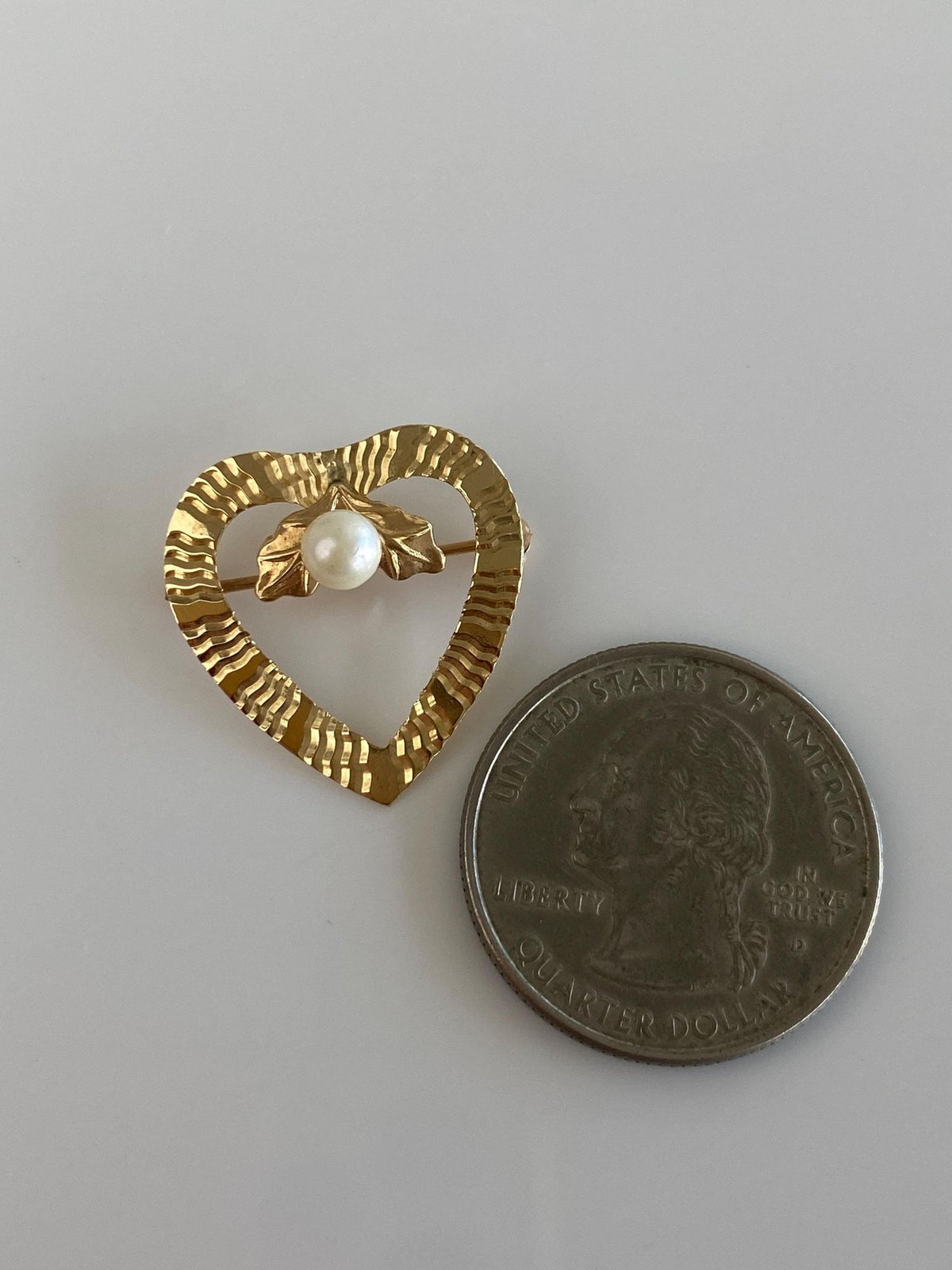 Vintage Solid 14k Yellow Gold Pearl Holly Leaves Designed Heart Brooch Pin