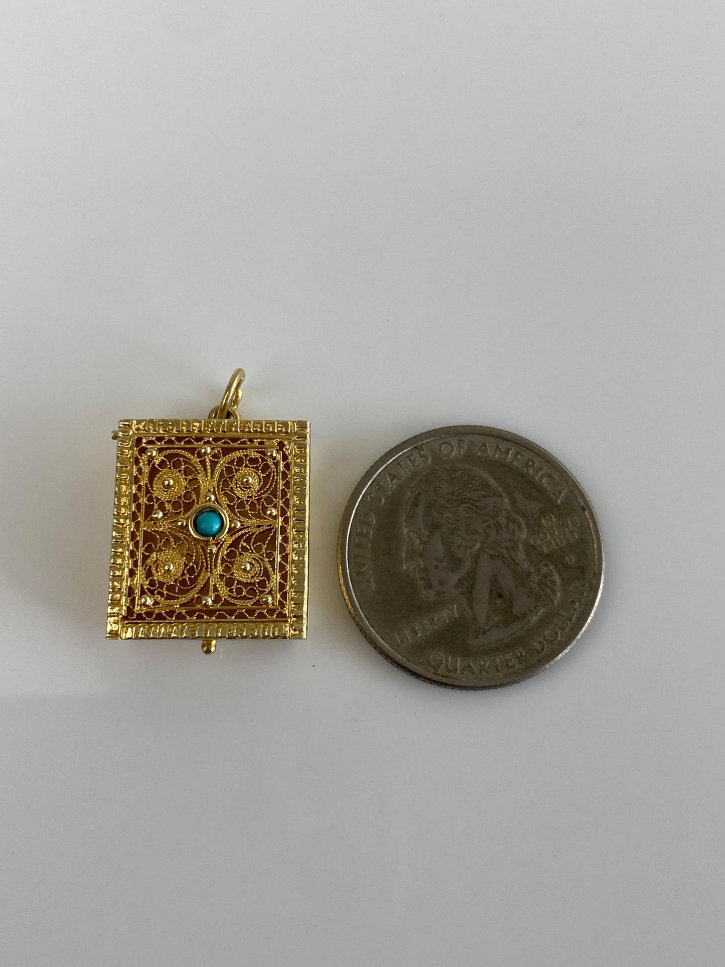 Vintage Solid 18k Yellow Gold Turquoise Filigree Box Charm