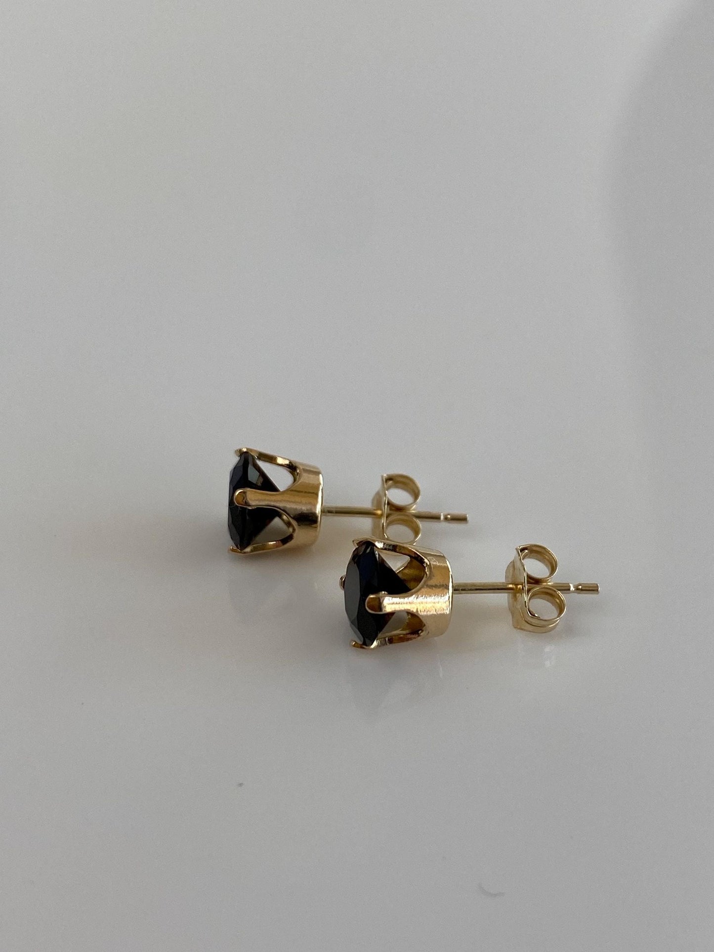 Vintage Solid 14k Yellow Gold Black Onyx Stud Earrings