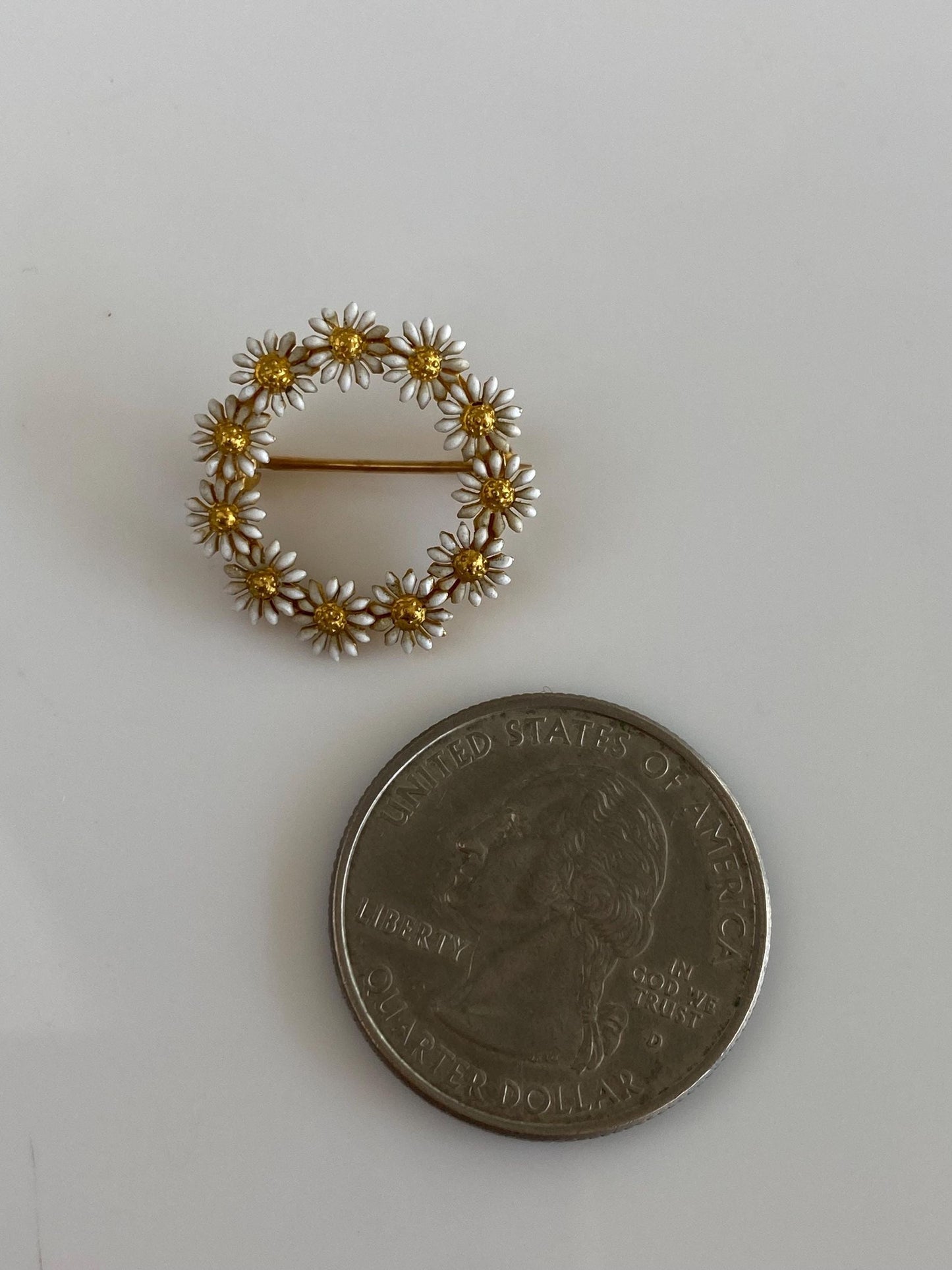 Vintage Solid 20k Yellow Gold Enamel Daisies Pin