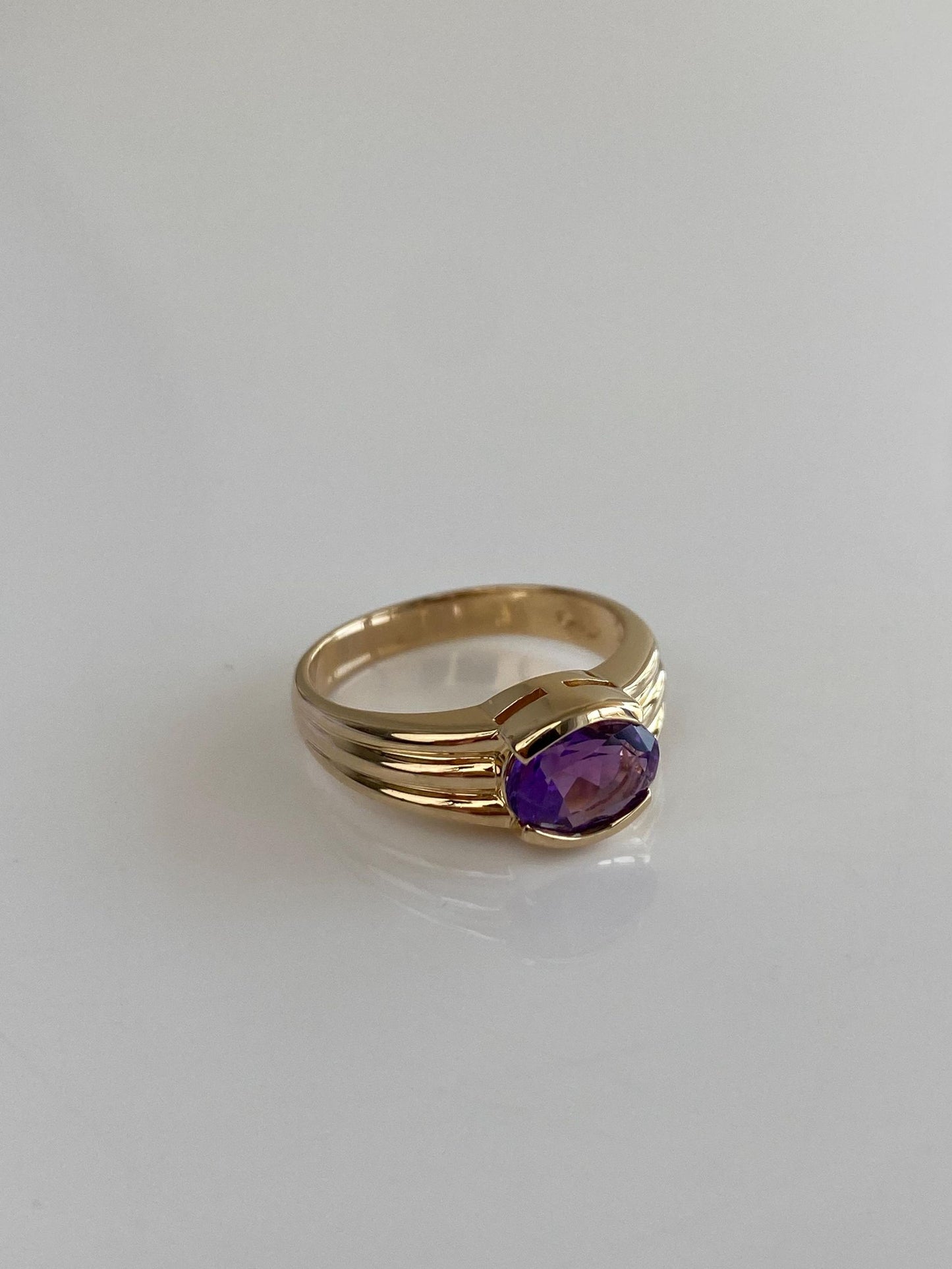 Vintage Solid 14k Yellow Gold Amethyst Lined Ring Band - Size 6.25