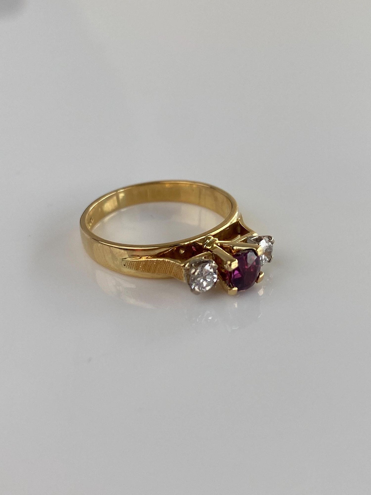 Vintage Solid 18k Yellow Gold Rhodolite Garnet Diamonds Ring - Size 7.5