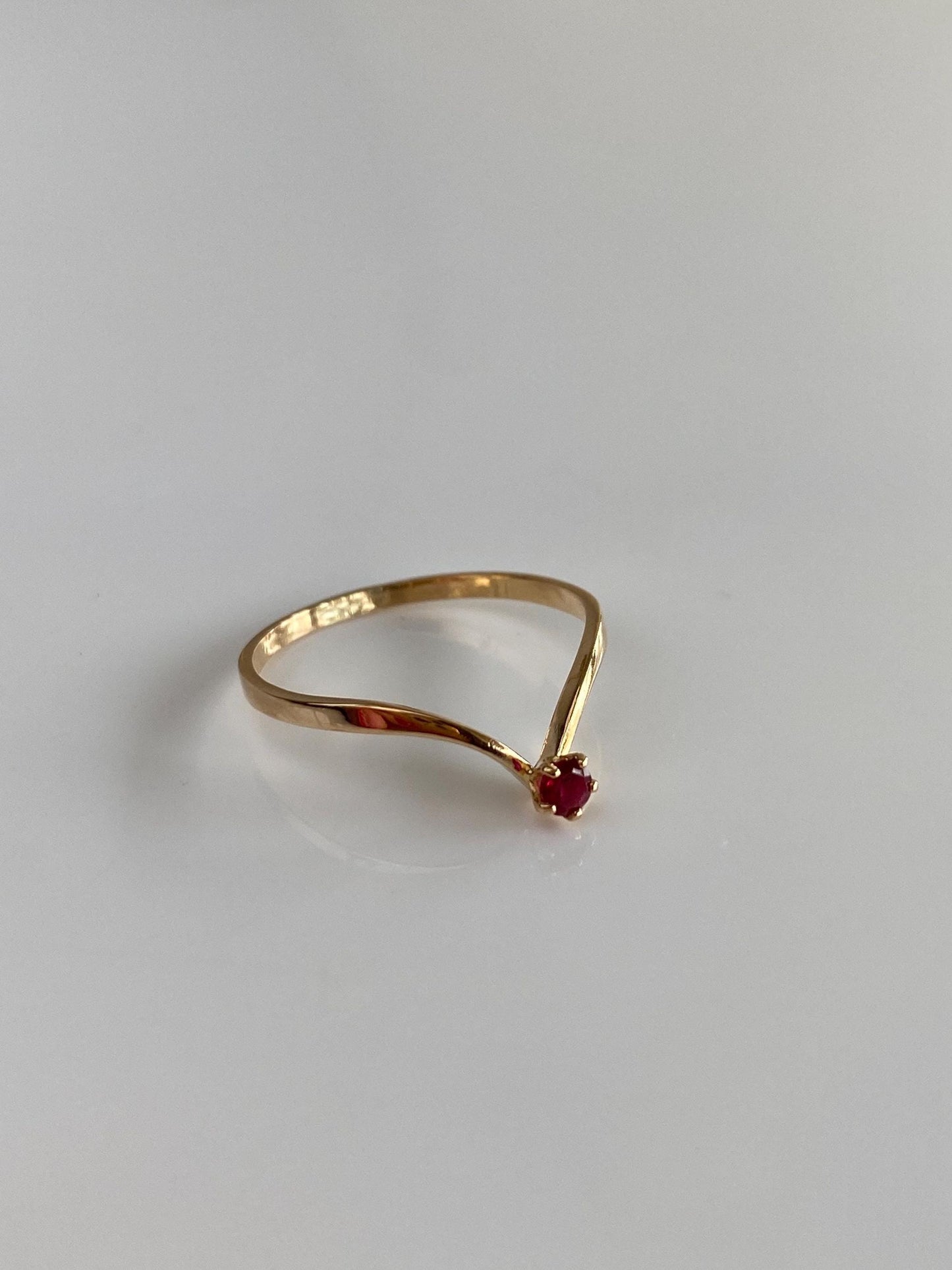 Vintage Solid 18k Yellow Gold Pink Sapphire Chevron Ring - Size 5.75