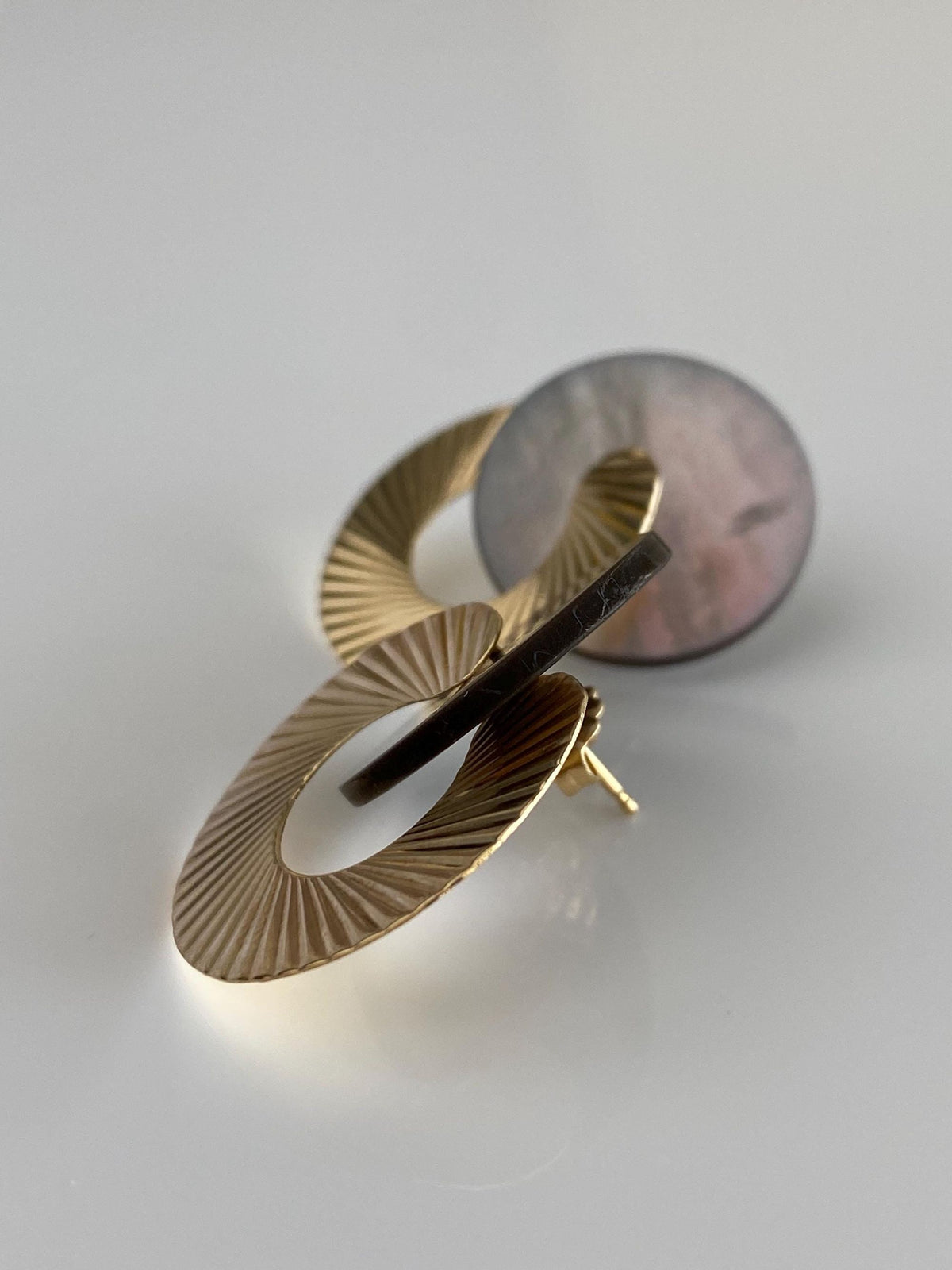 Vintage Solid 14k Yellow Gold Abalone Insert Engine Turned Drop Earrings