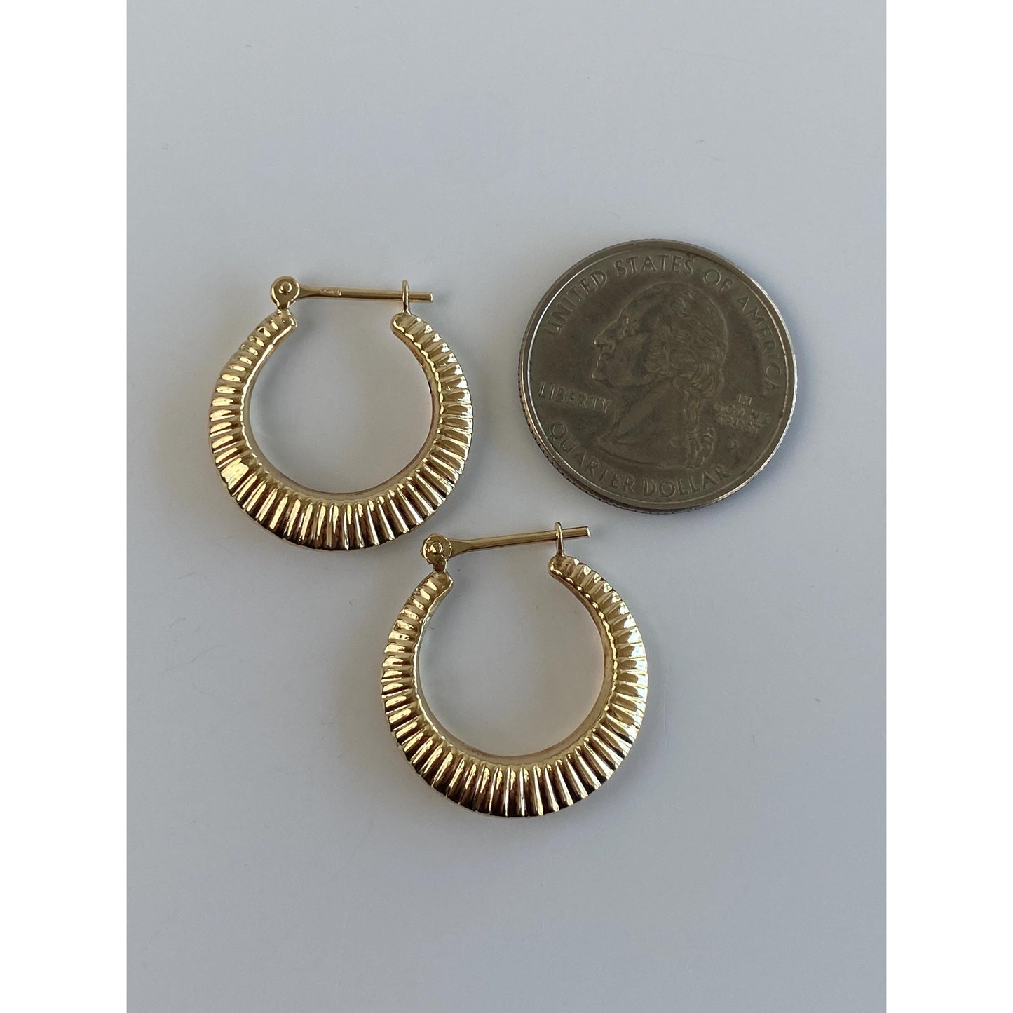 Vintage 14k Yellow Gold Scalloped Lined Hoop Earrings