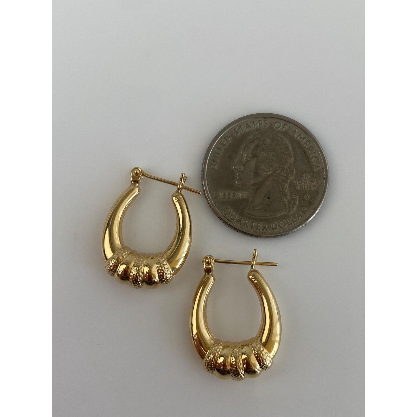 Vintage 14k Yellow Gold Oval Middle Ribbed Hoop Earrings