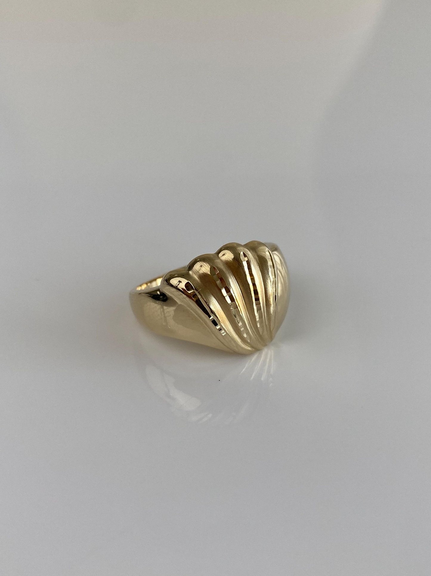 Vintage Solid 14k Yellow Gold Diamond Cut Scalloped Ring - Size 6.75