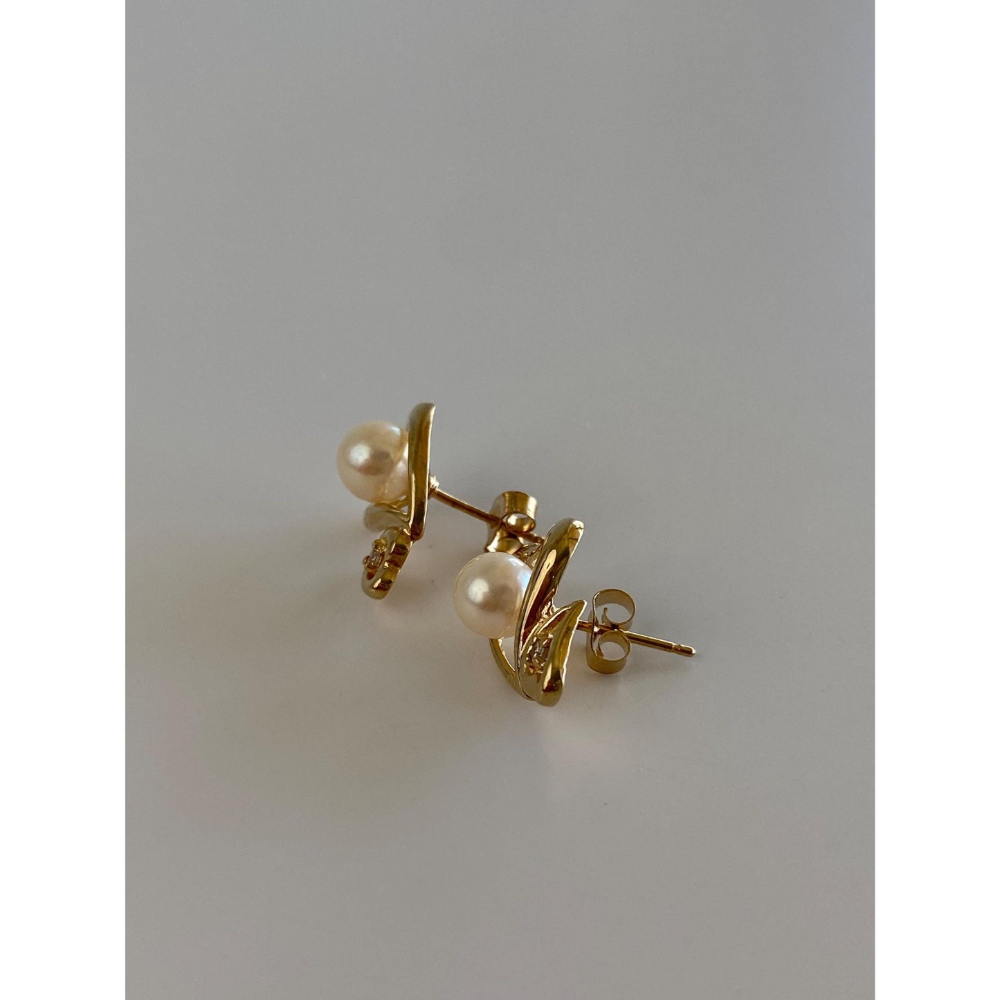 Vintage Solid 14k Yellow Gold Diamond Pearl Heart Stud Earrings