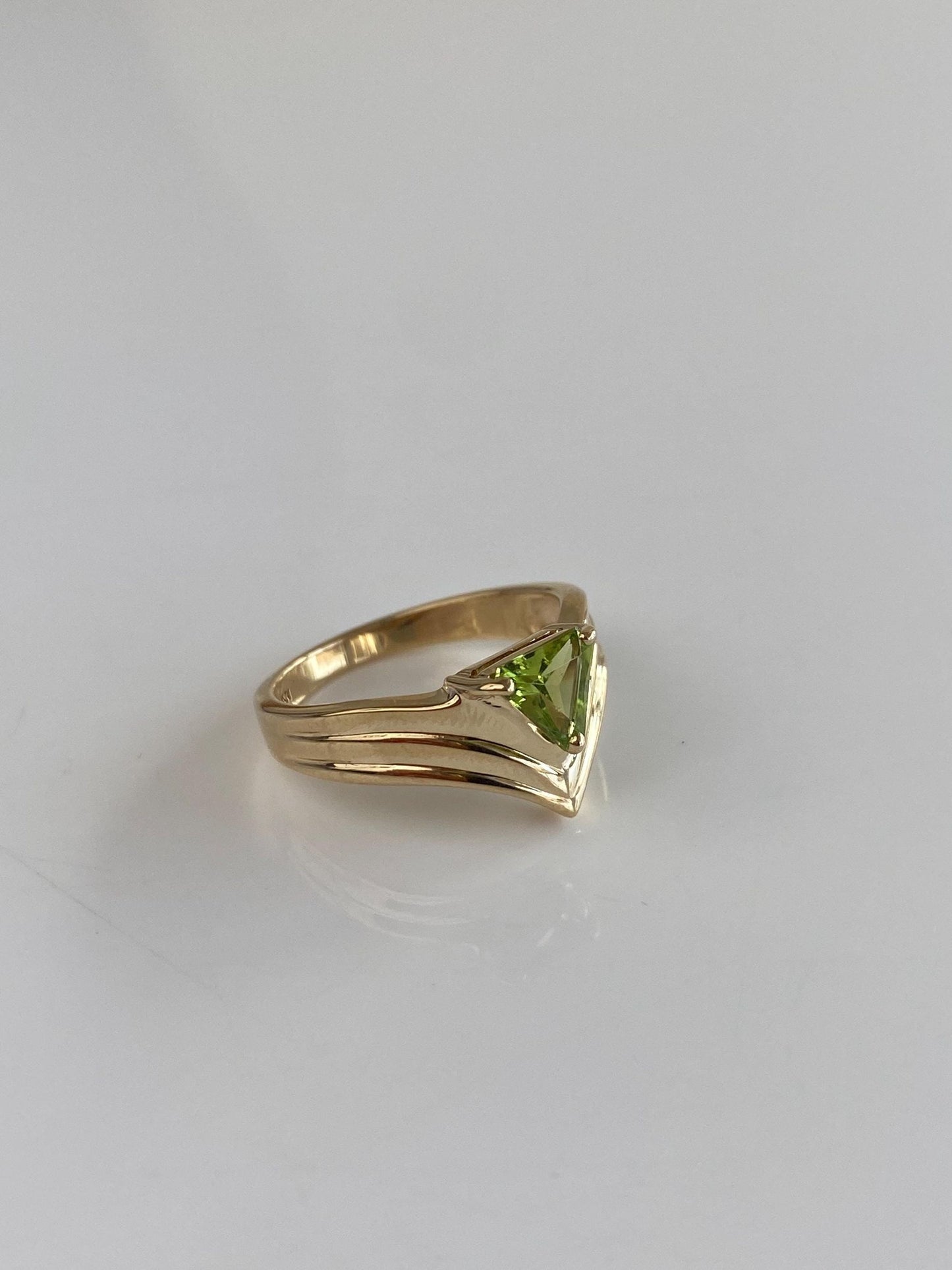 Vintage Solid 10k Yellow Gold Peridot Triangle Lined Chevron Ring - Size 6.75