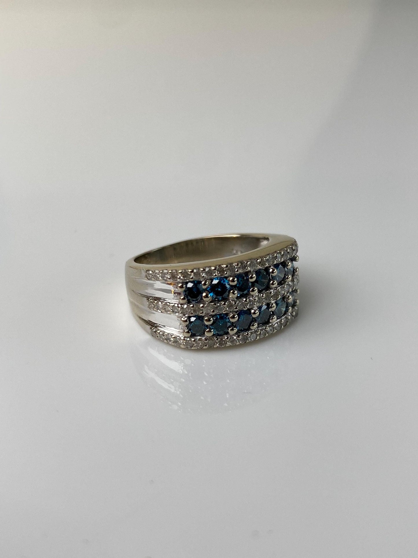 Vintage Solid 14k White Gold Clear & Blue Diamond Ring Band - Size 6