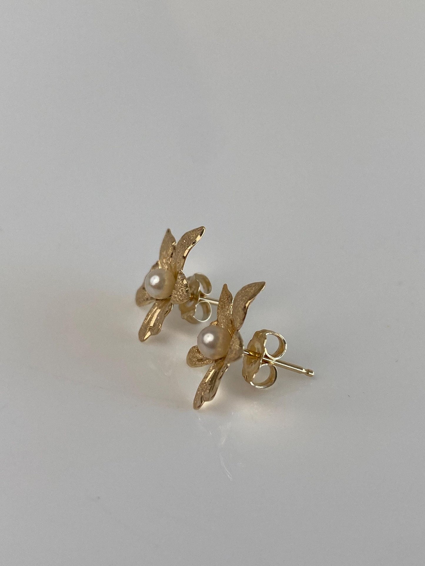Vintage Solid 14k Yellow Gold Pearl Flower Leaf Stud Earrings