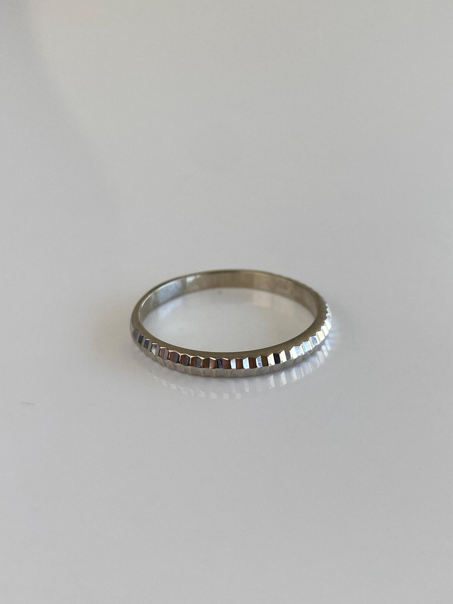 Vintage Solid 14k White Gold Diamond Cut Ring Band - Size 8.25