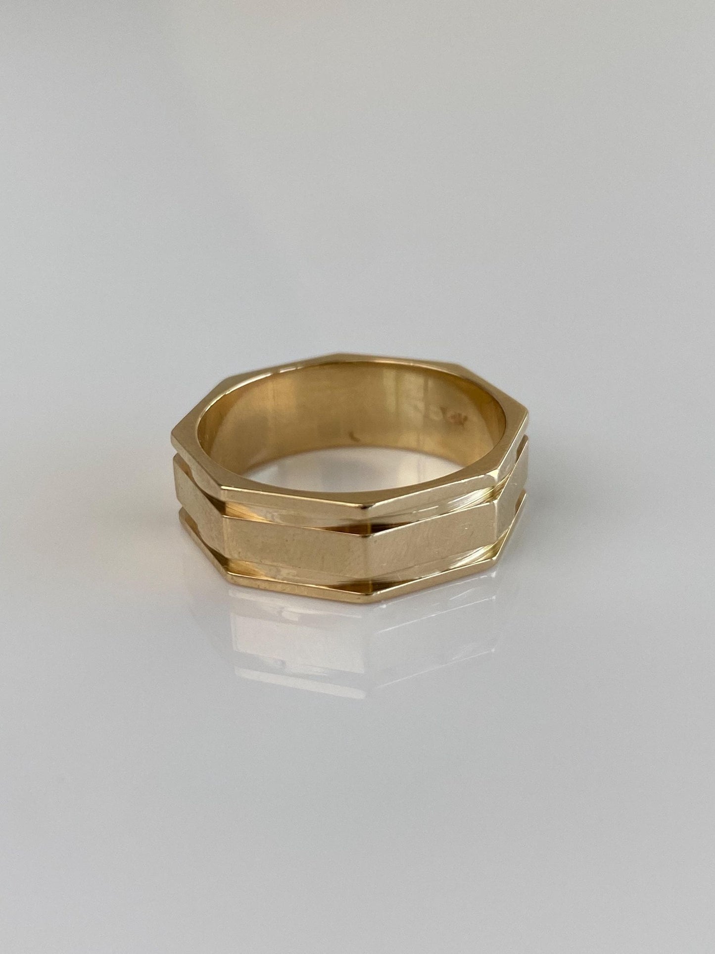 Vintage Solid 14k Yellow Gold Octagonal Lined Design Ring Band - Size 9.75