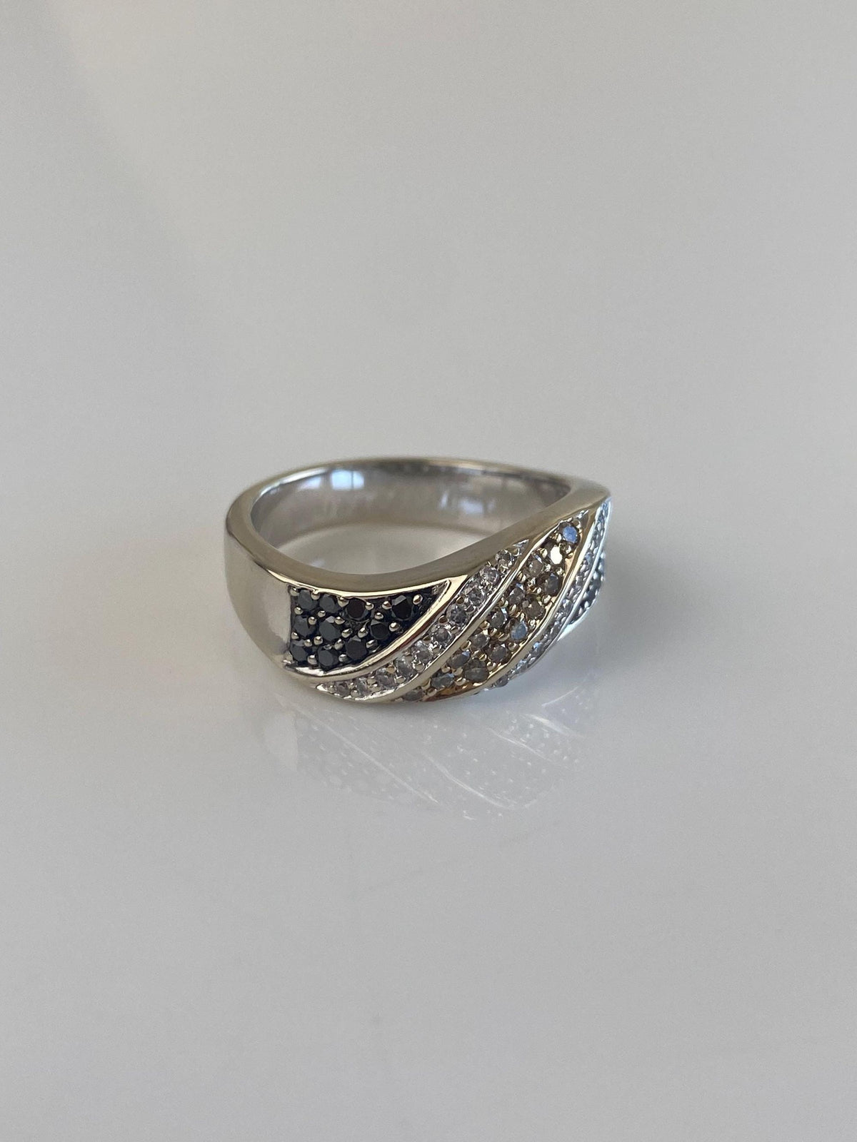 Vintage Solid 14k White Gold Clear Champagne Diamond & Hematite Ring Band - Size 6.5