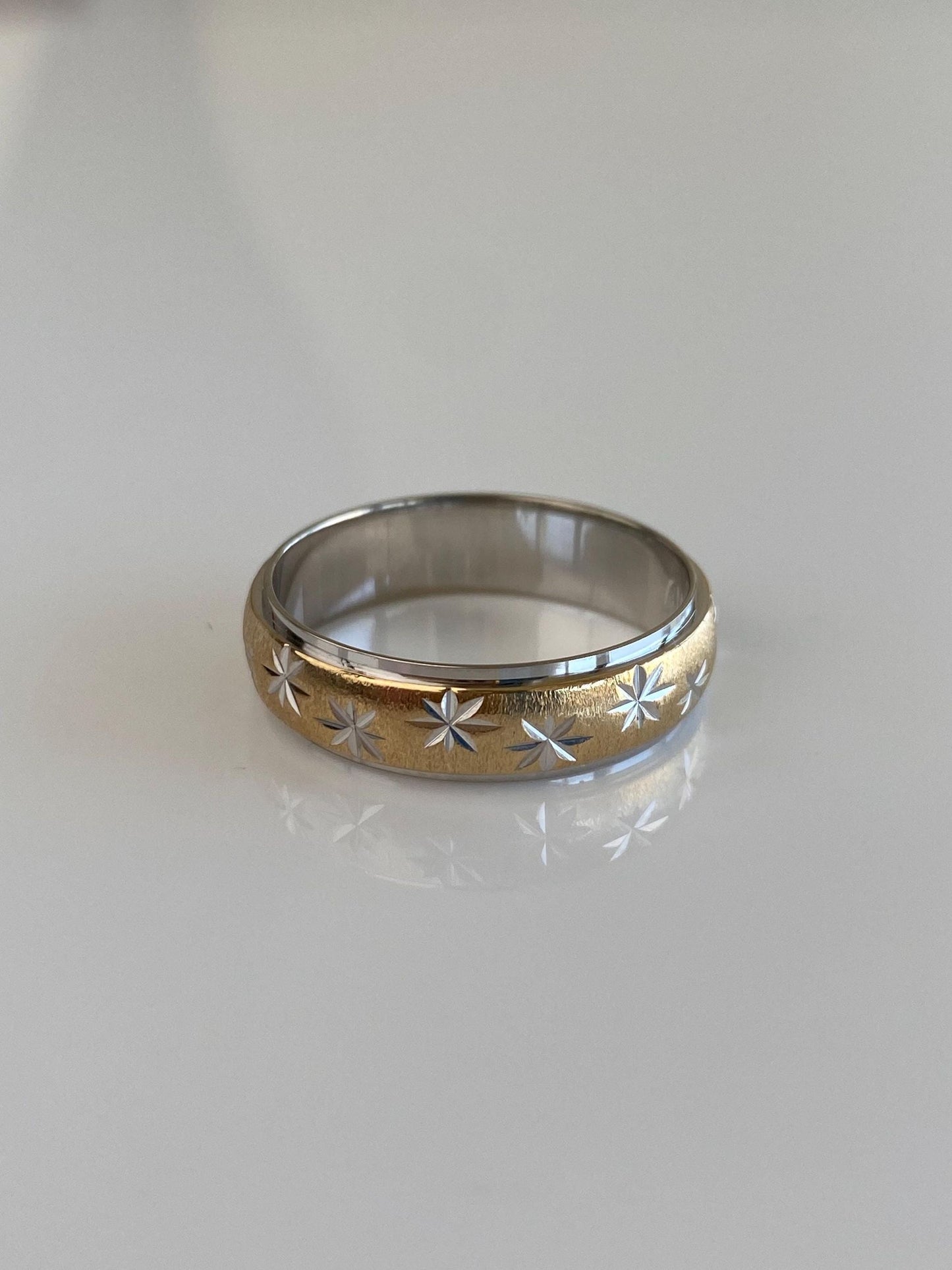 Vintage Solid 14k White & Yellow Gold Diamond Cut Stars Ring Band - Size 10.75