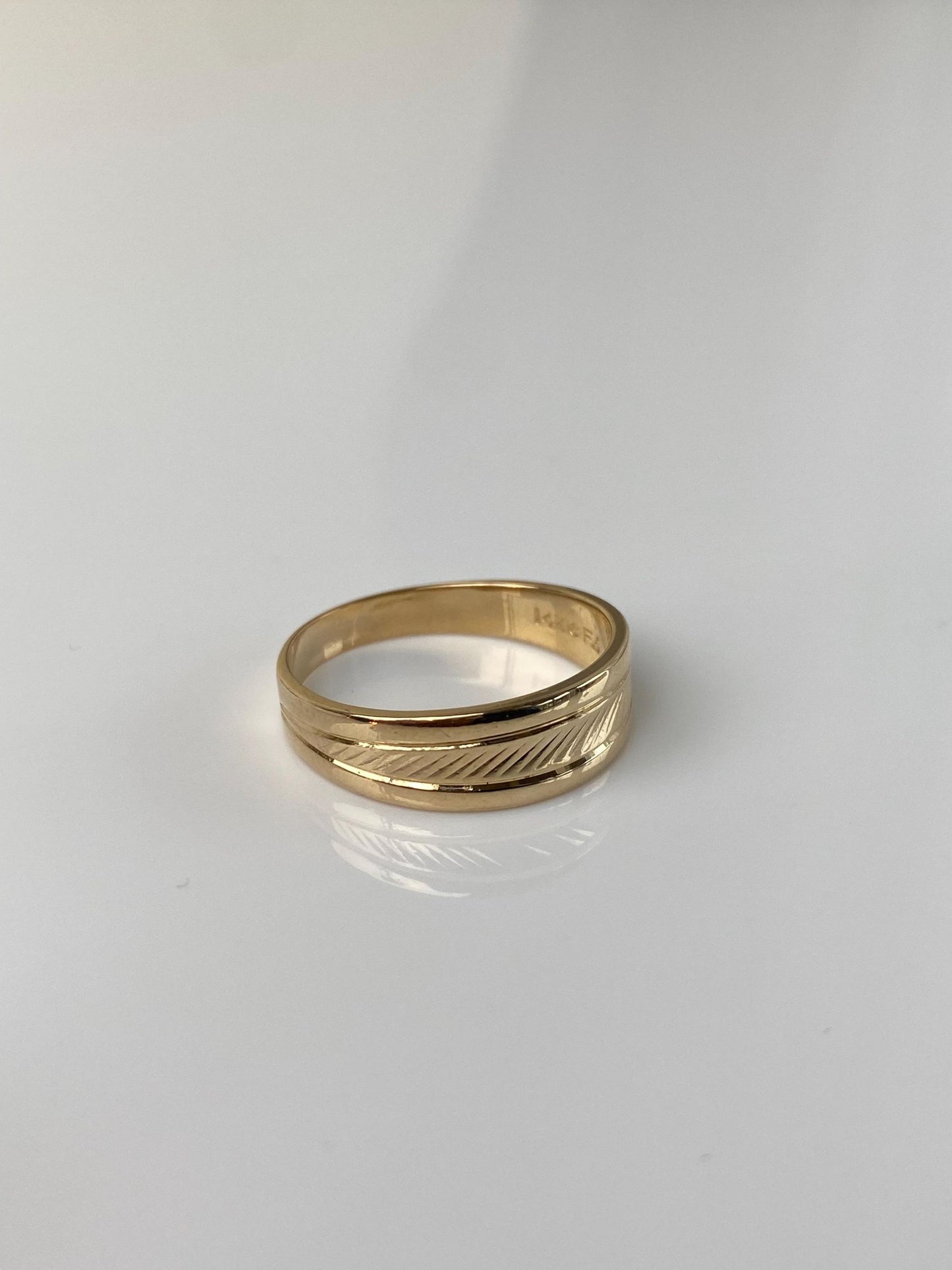 Vintage Solid 14k Yellow Gold Diamond Cut Tapered Ring Band - Size 6.5