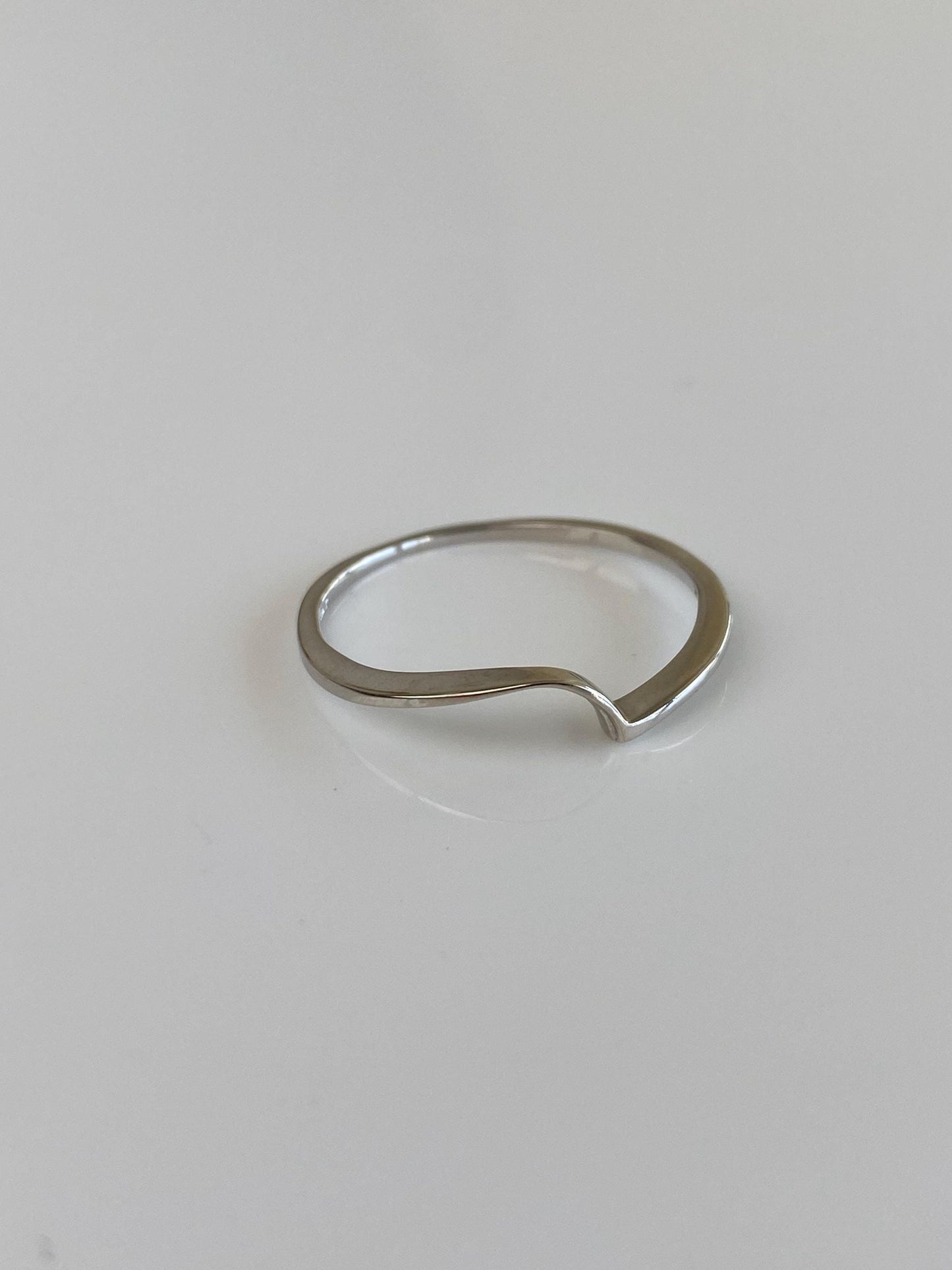 Vintage Solid 10k White Gold Wavy Ring Band - Size 7.5