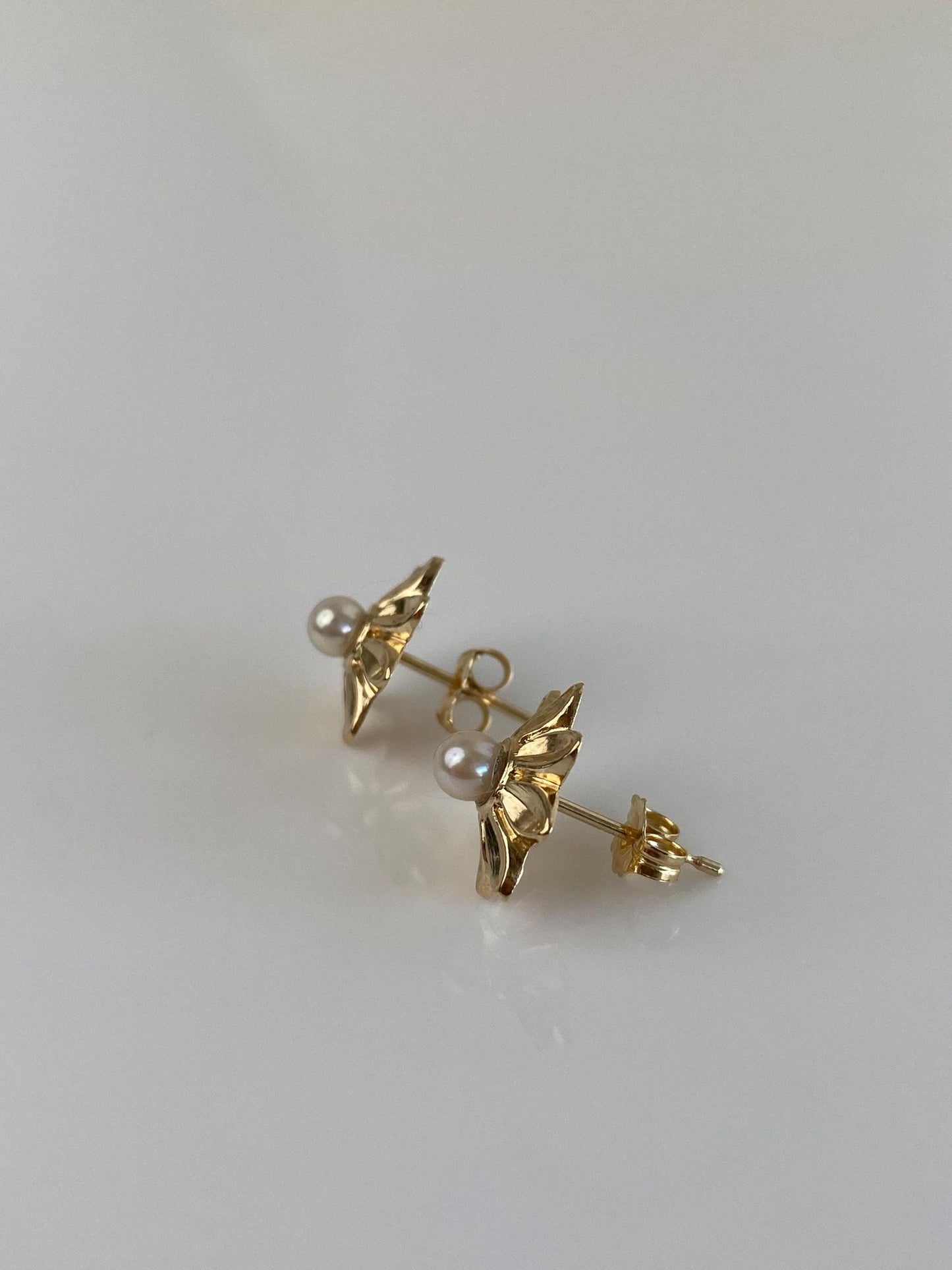 Vintage Solid 14k Yellow Gold Pearl Flower Stud Earrings